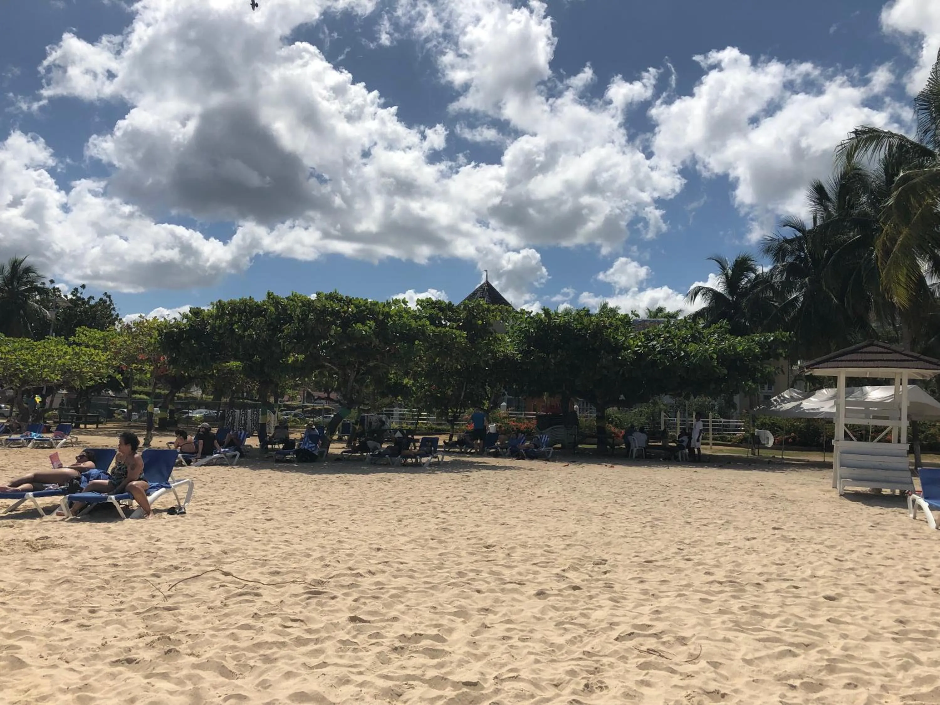 Cool's 1 bedroom Beach & Garden View