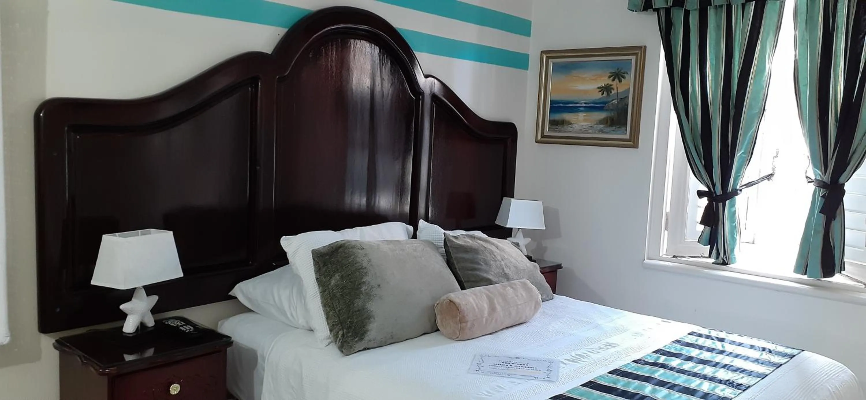 Bed in Cool's 1 bedroom Beach & Garden View