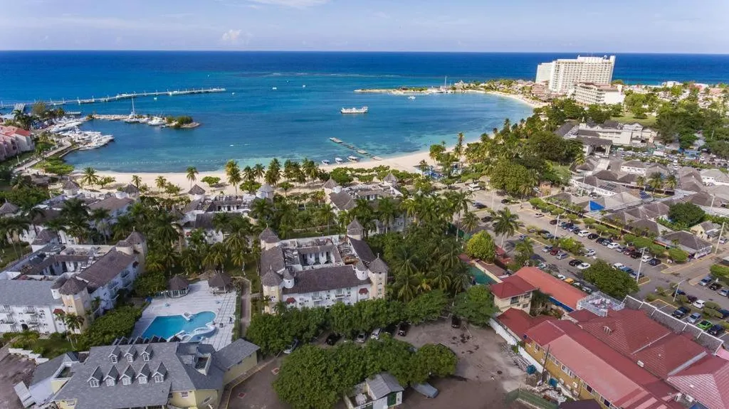 Cool's 1 bedroom Beach & Garden View