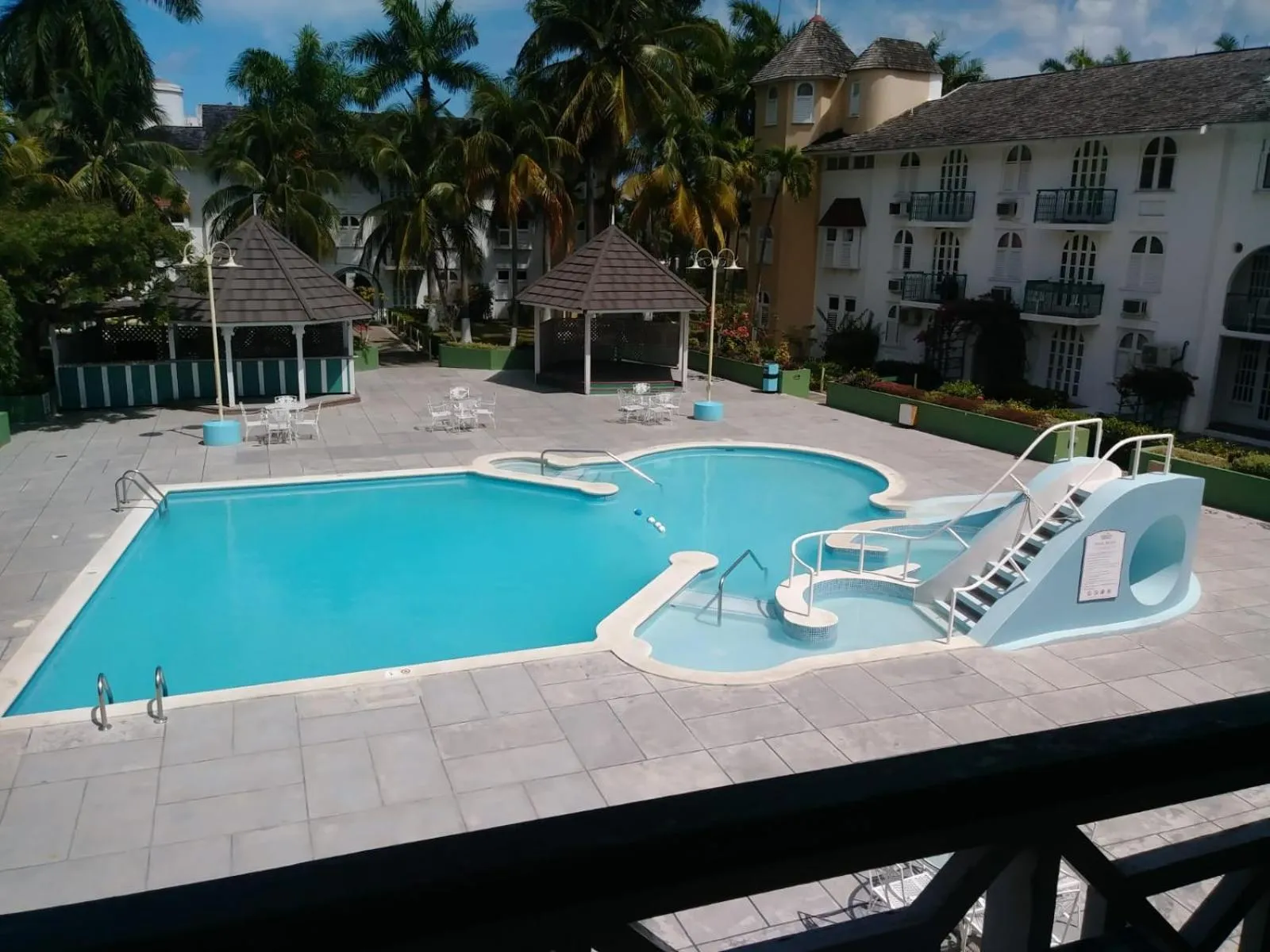 Cool's 1 bedroom Beach & Garden View