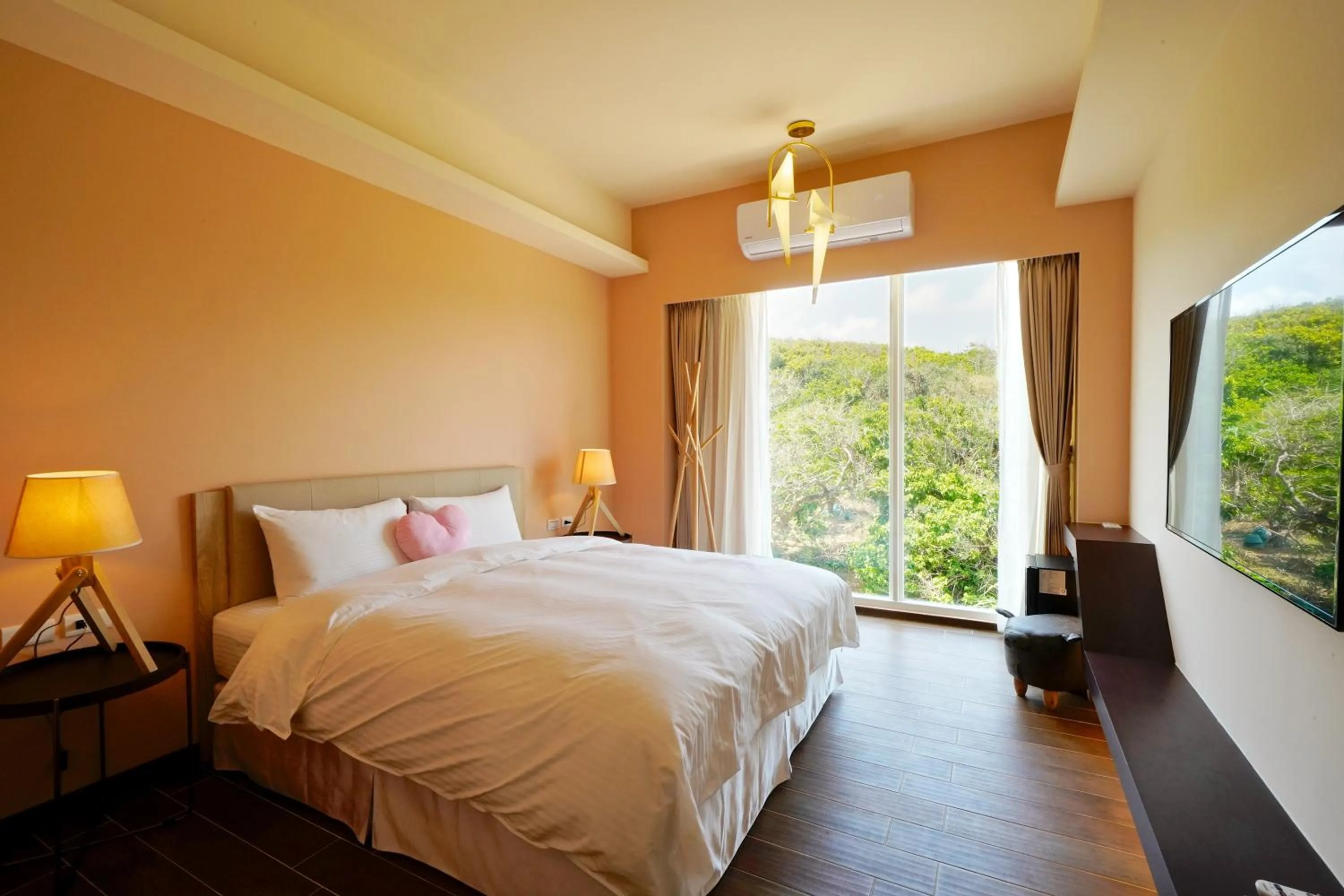 Photo of the whole room, Bed in Little Piggy B&B