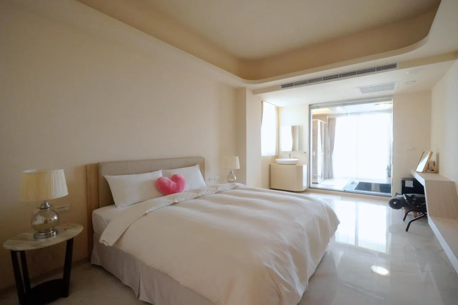 Photo of the whole room, Bed in Little Piggy B&B