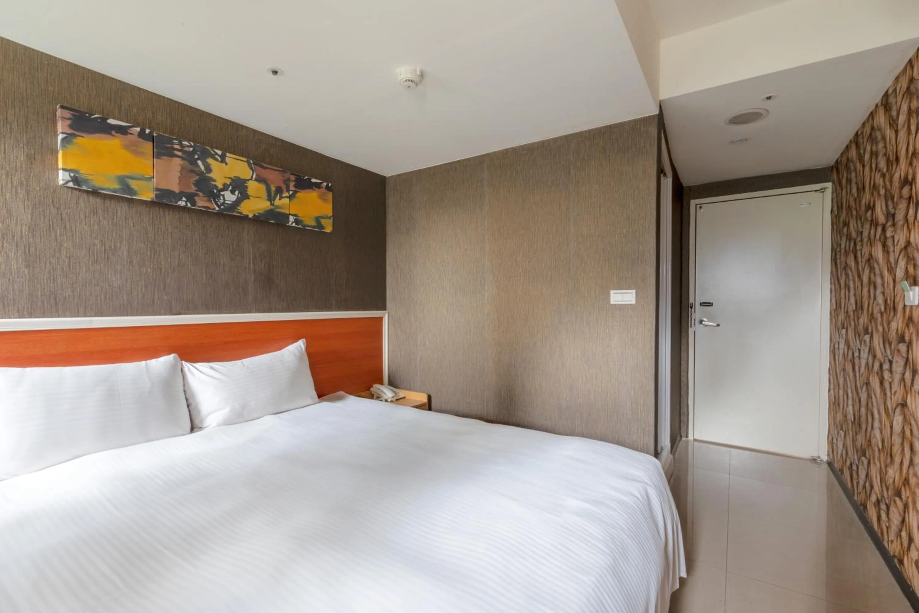 Photo of the whole room, Bed in E Lim Hotel