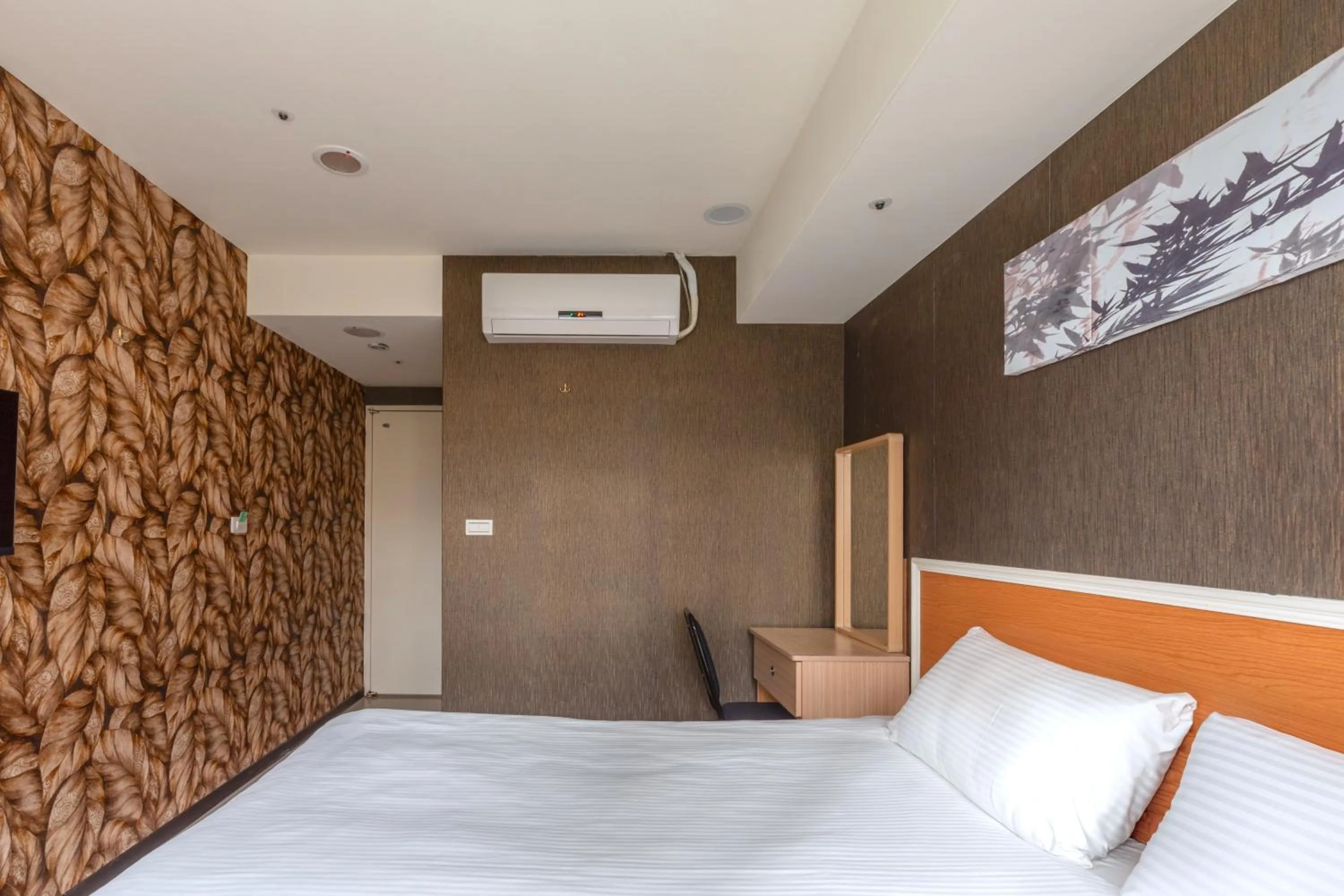 Photo of the whole room, Bed in E Lim Hotel