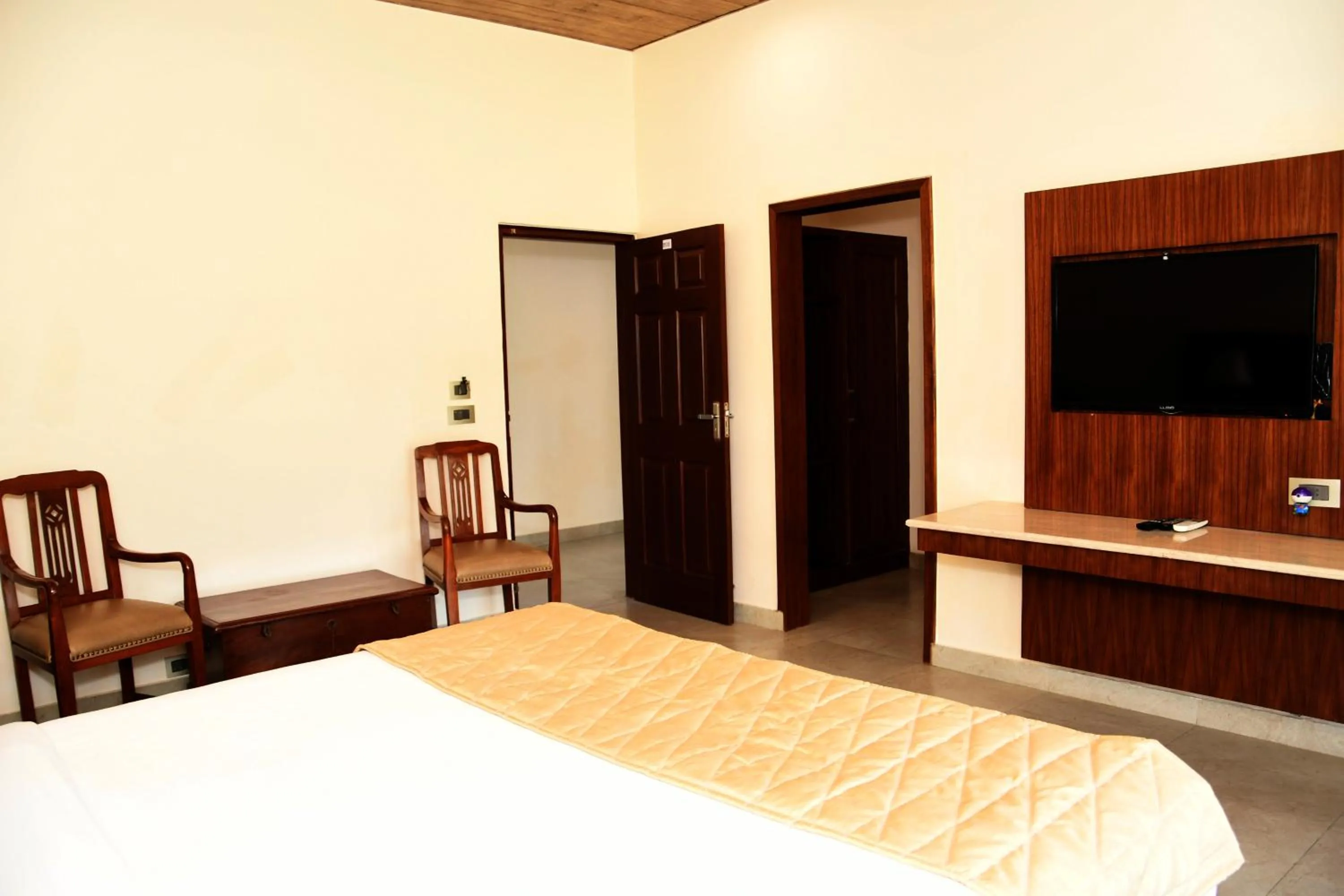 Photo of the whole room, Bed in Mastiff Villa Camellia by OTHPL