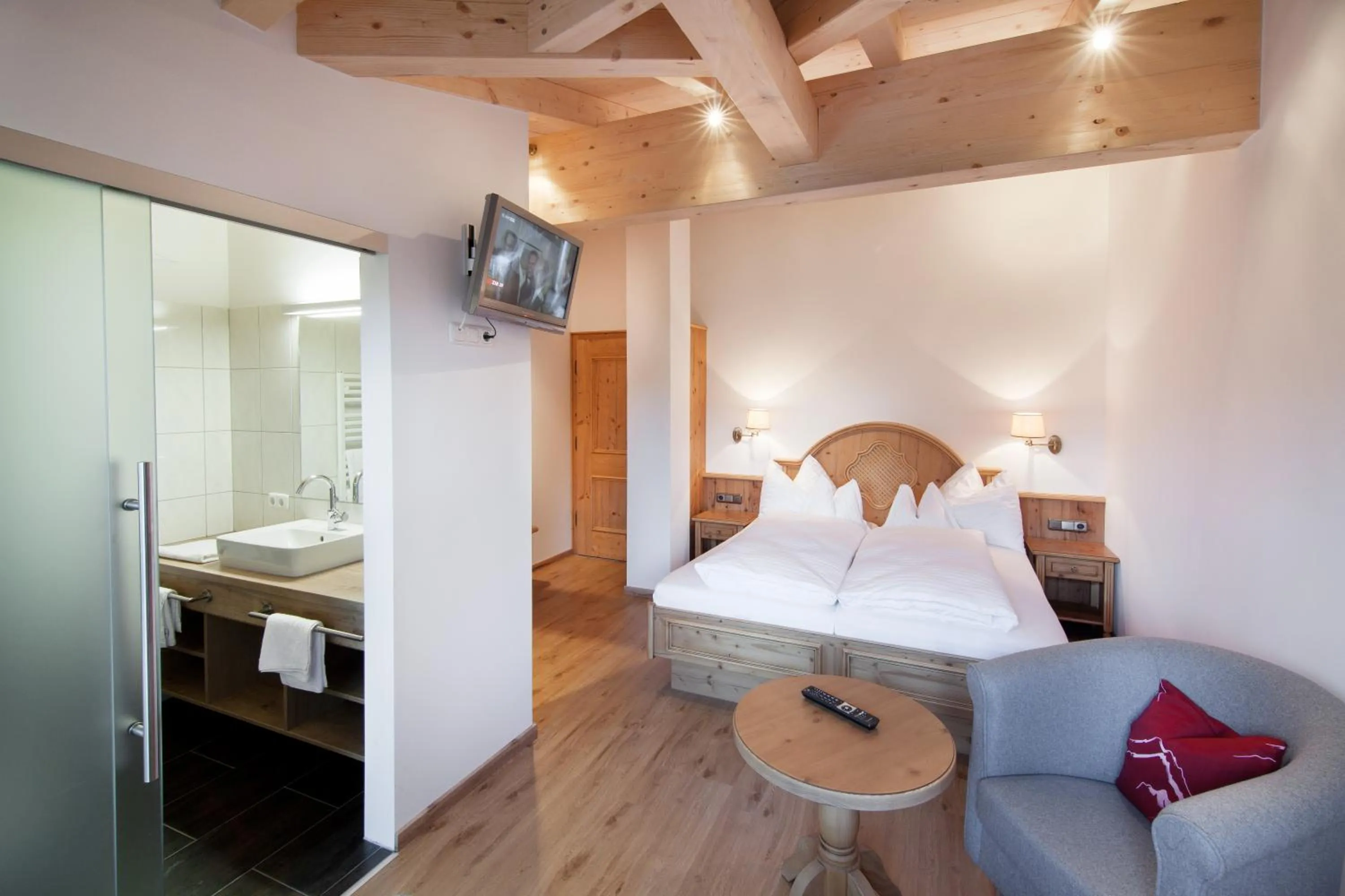 Bedroom, Bed in Landhotel Föhrenhof Ellmau