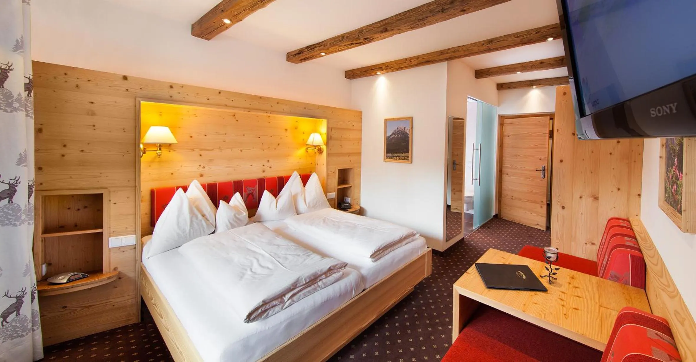 Photo of the whole room, Bed in Landhotel Föhrenhof Ellmau