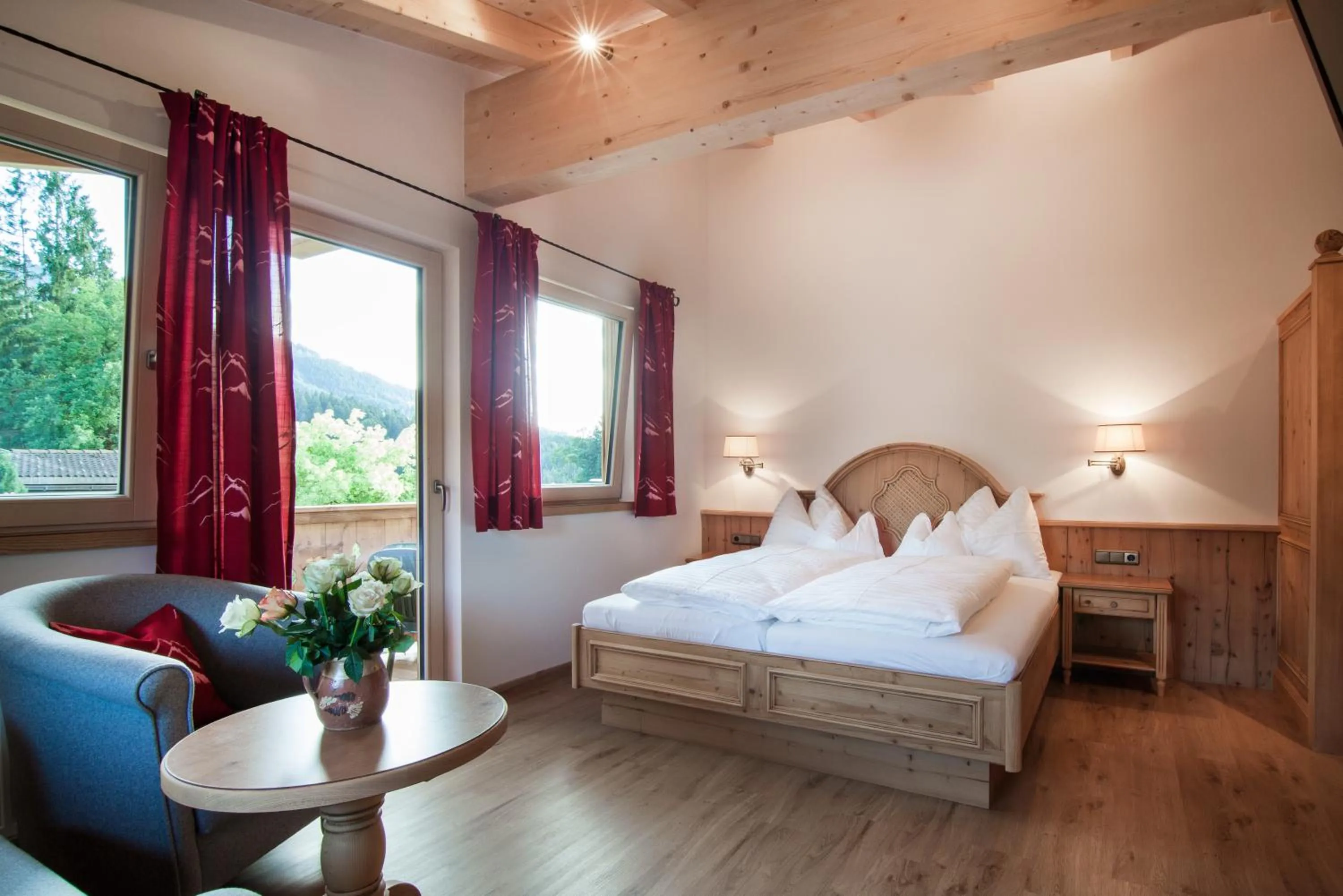 Bathroom, Bed in Landhotel Föhrenhof Ellmau