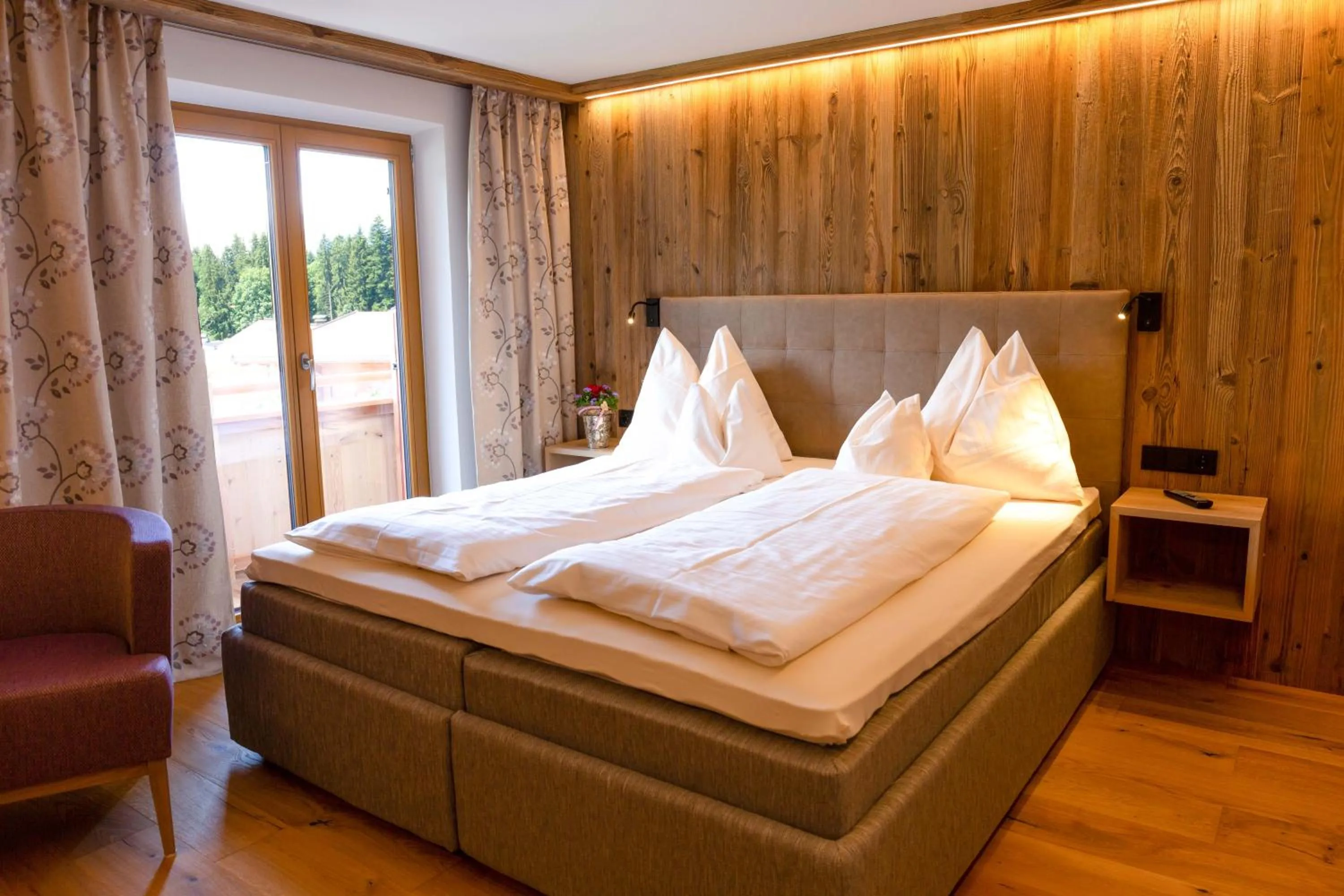 Photo of the whole room, Bed in Landhotel Föhrenhof Ellmau