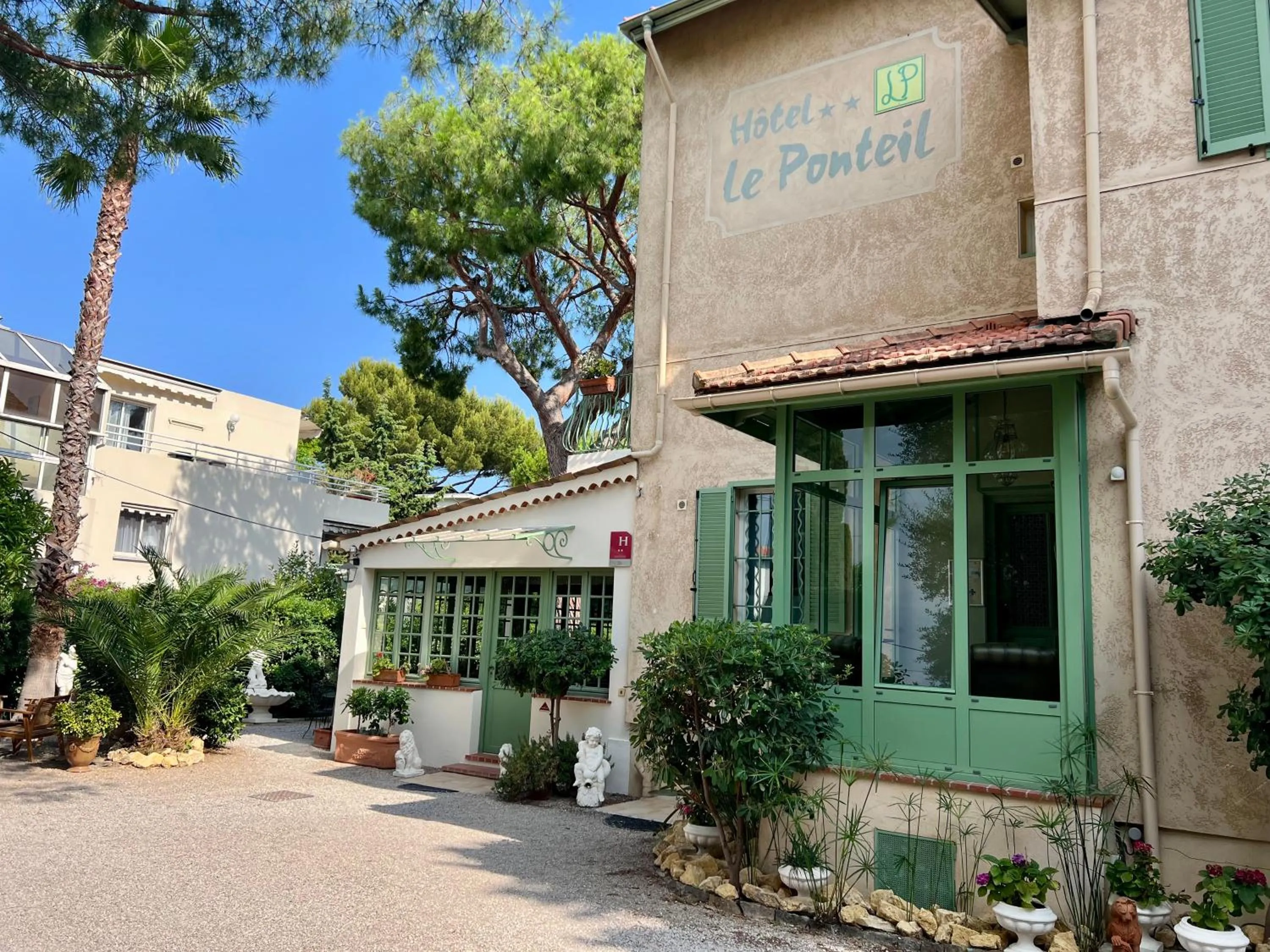 Property building in Hotel Le Ponteil