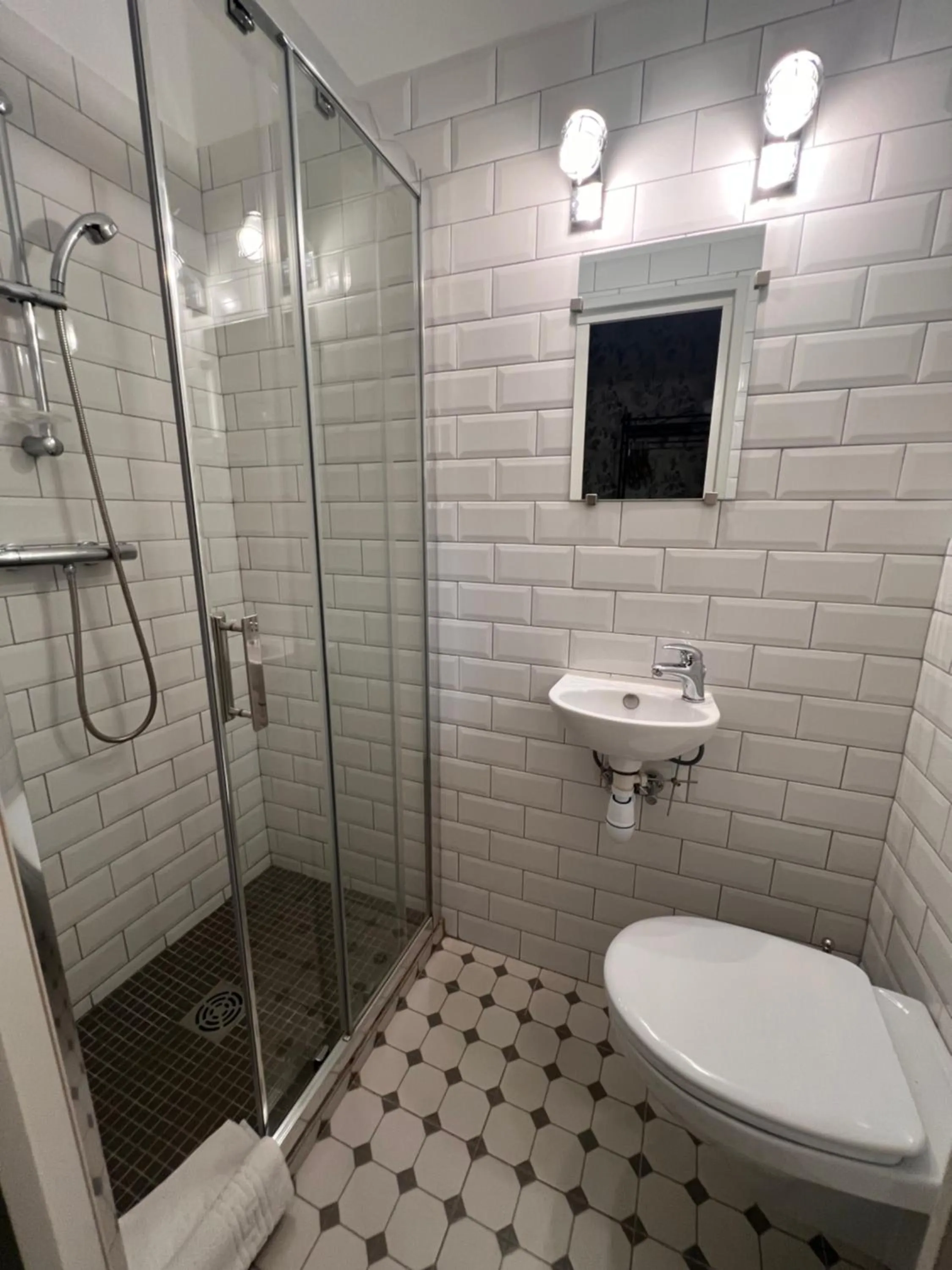 Shower in Hotel Le Ponteil