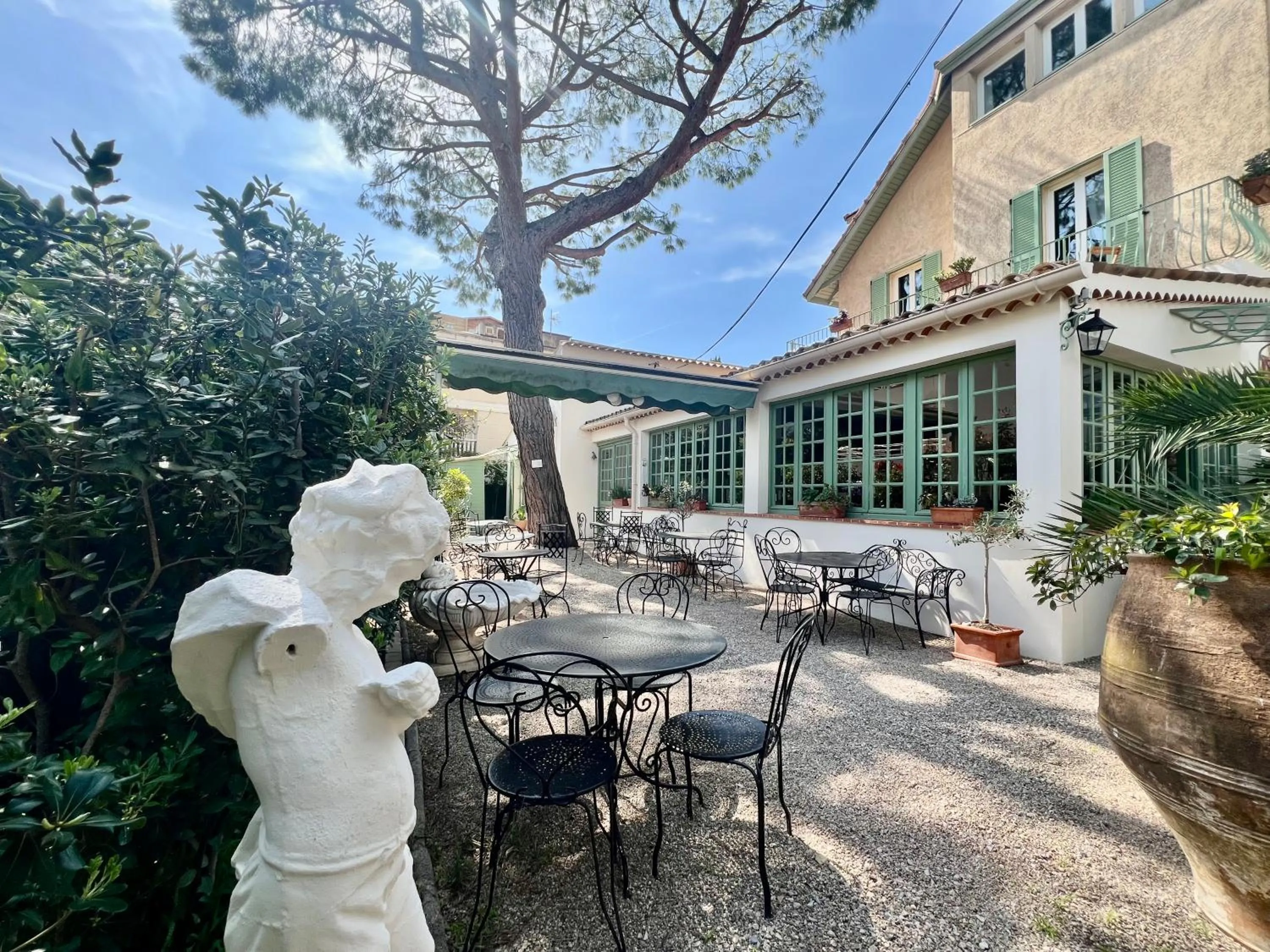 Patio in Hotel Le Ponteil