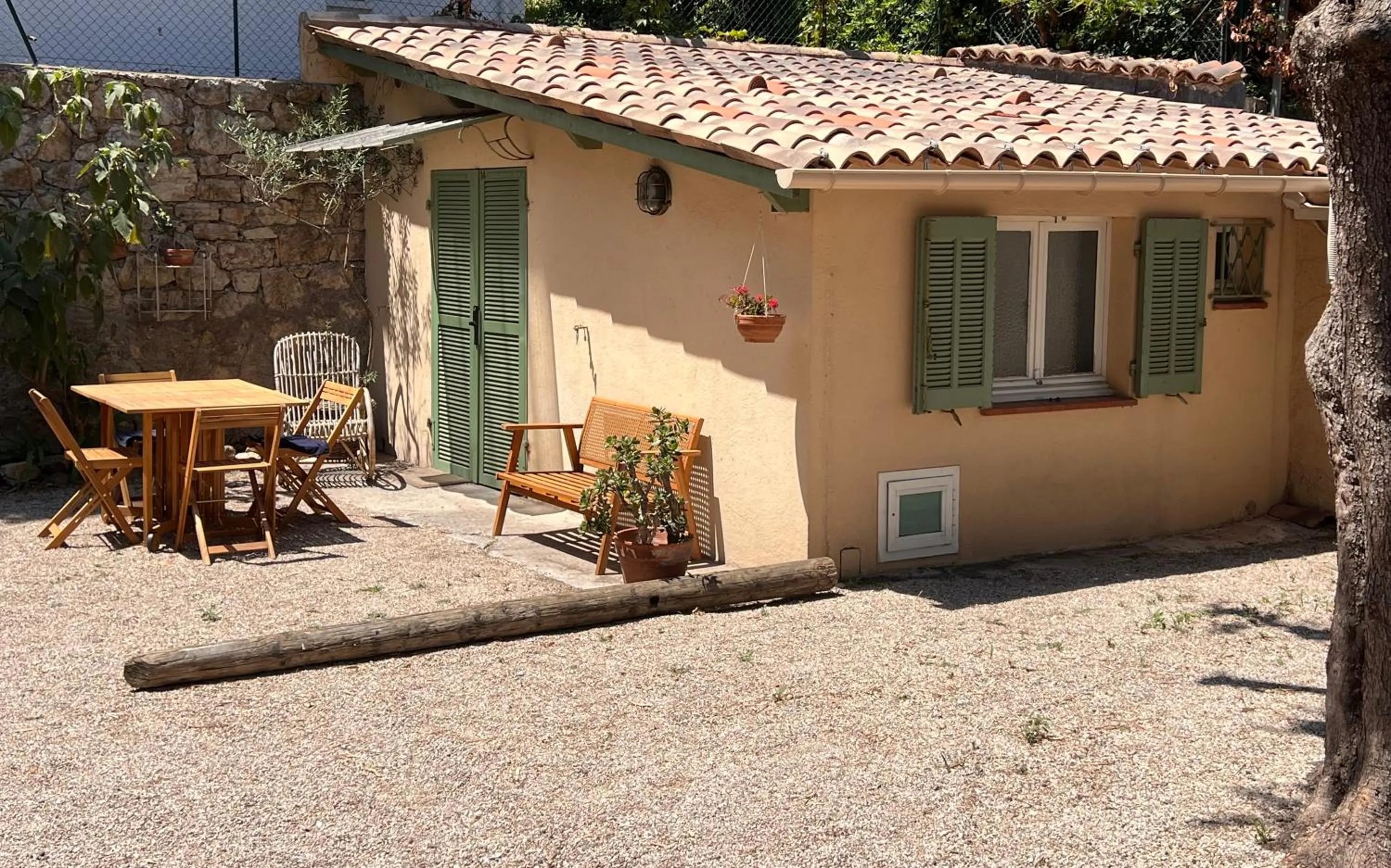 Patio in Hotel Le Ponteil
