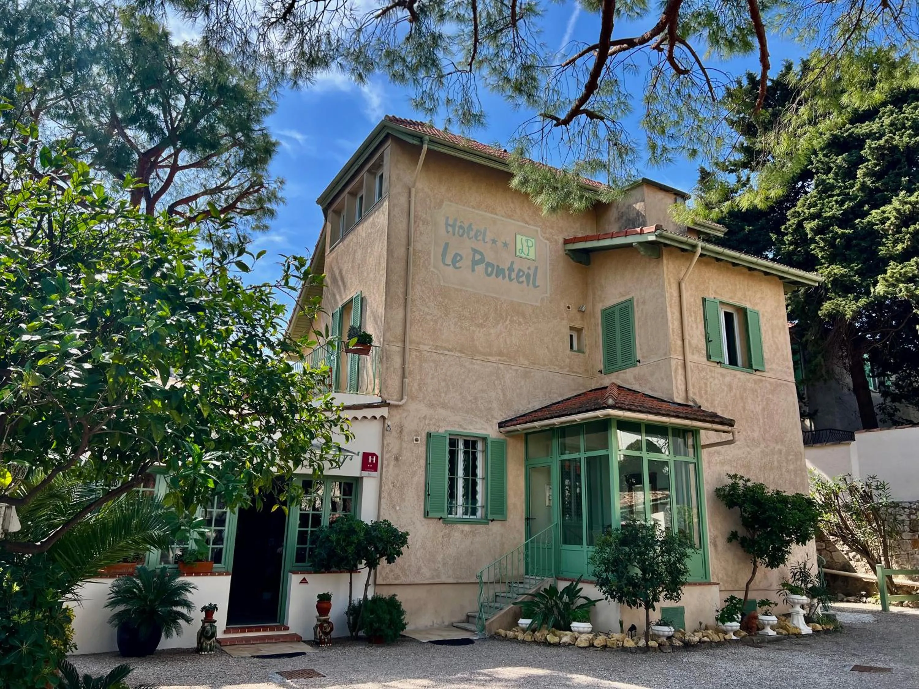 Facade/entrance in Hotel Le Ponteil