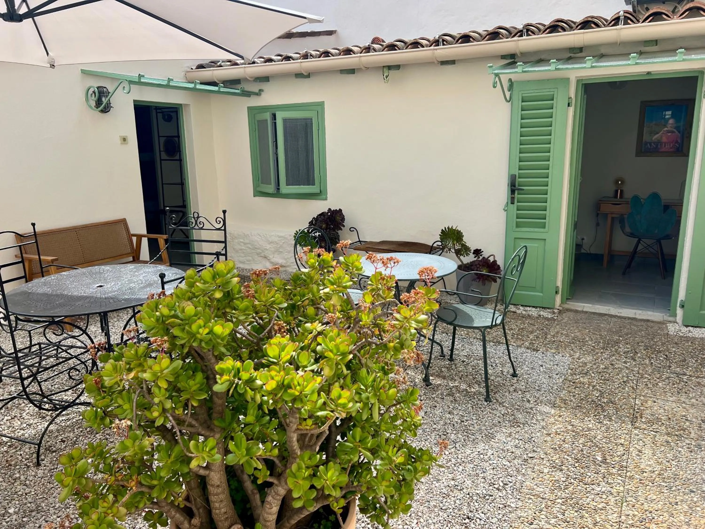 Patio in Hotel Le Ponteil