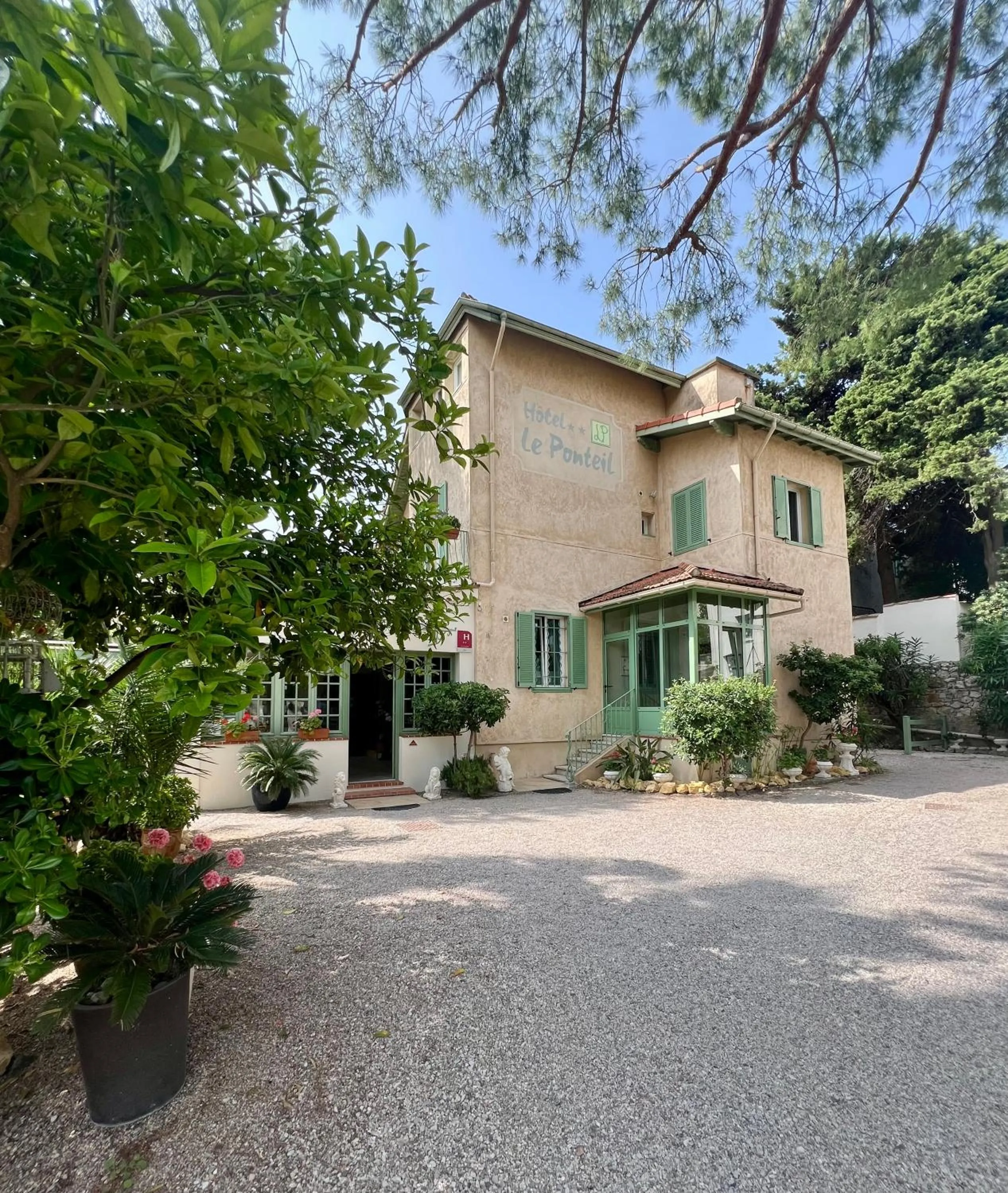 Property building in Hotel Le Ponteil