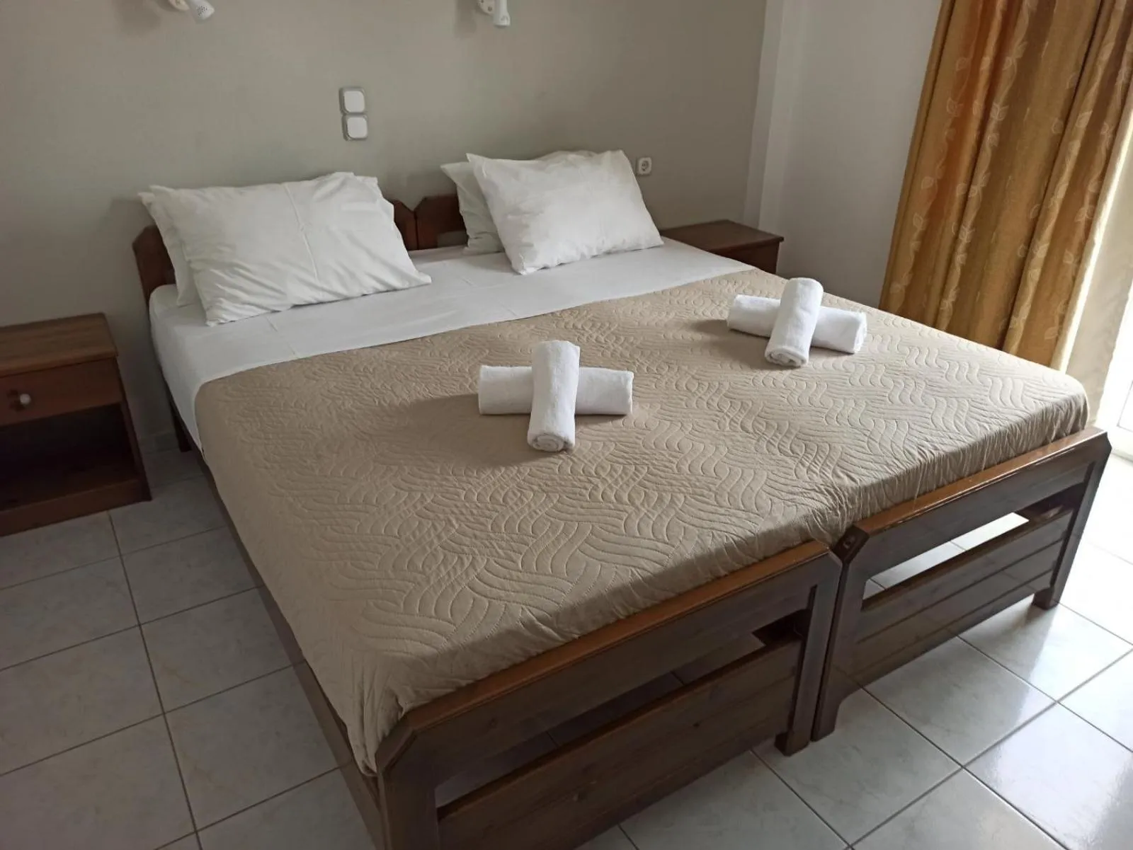 Bed in Litsa Mare Apartments