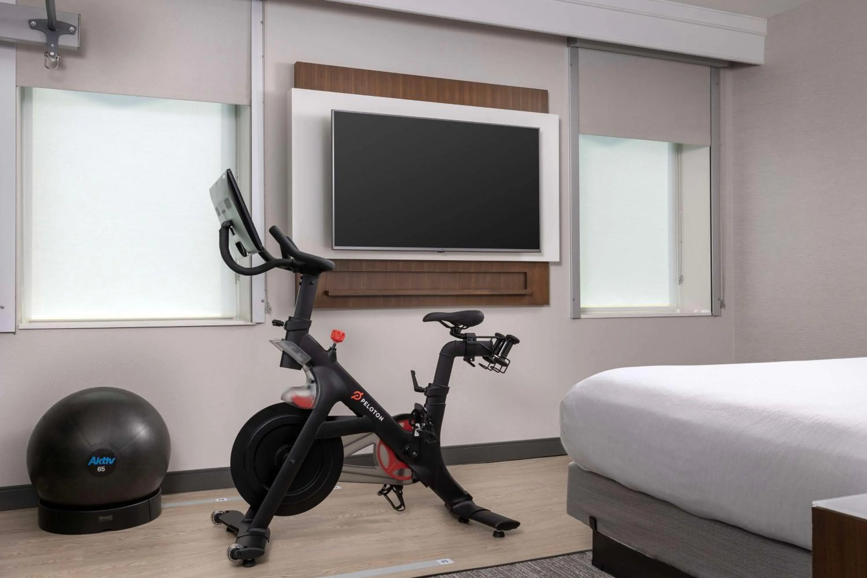 Bed in Embassy Suites By Hilton Knoxville Downtown