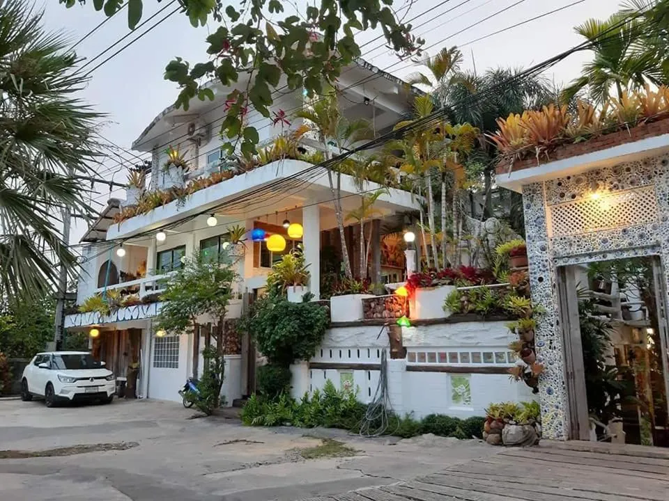 On-site shops in Banthorphan Resort