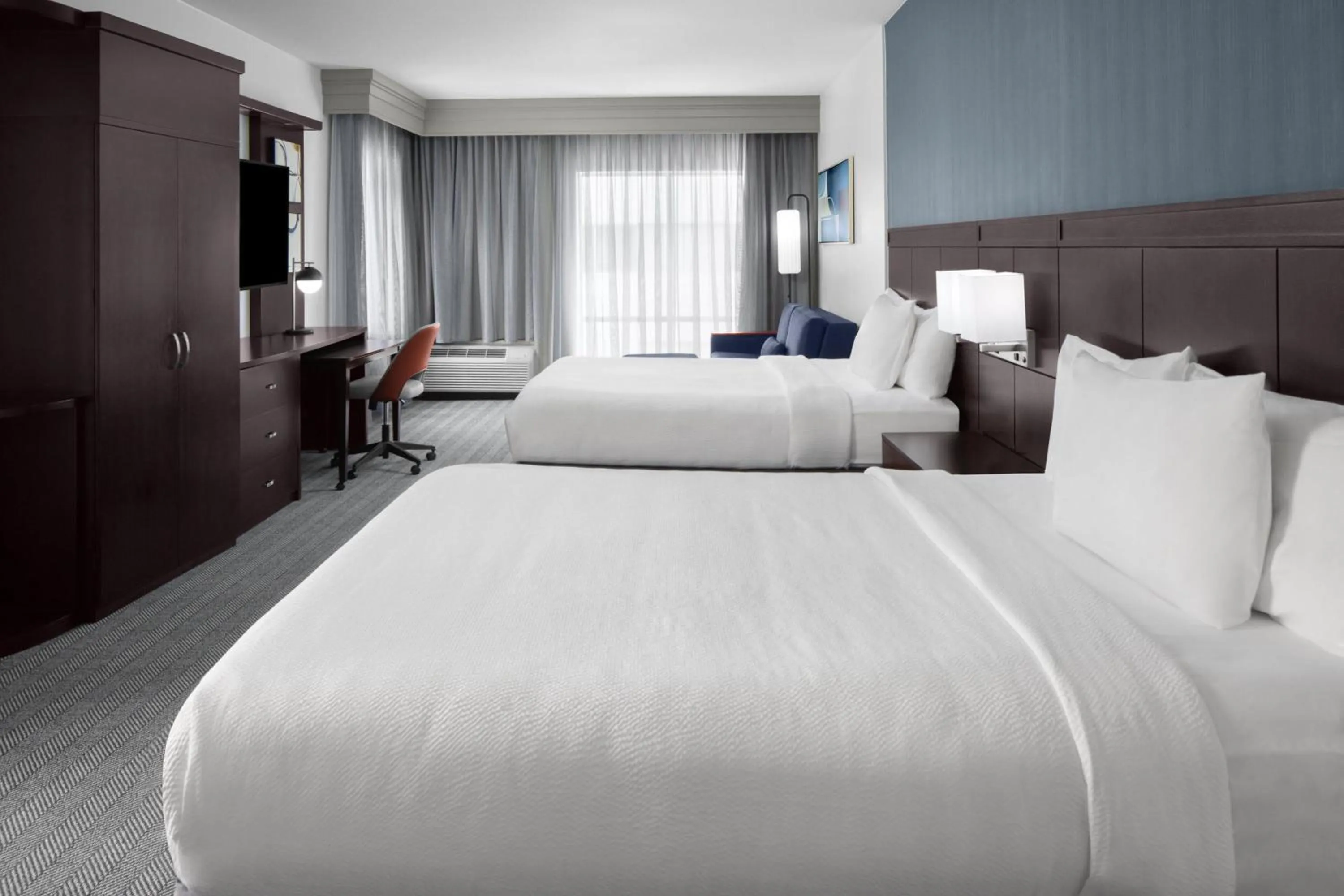 Photo of the whole room, Bed in Courtyard Cleveland University Circle