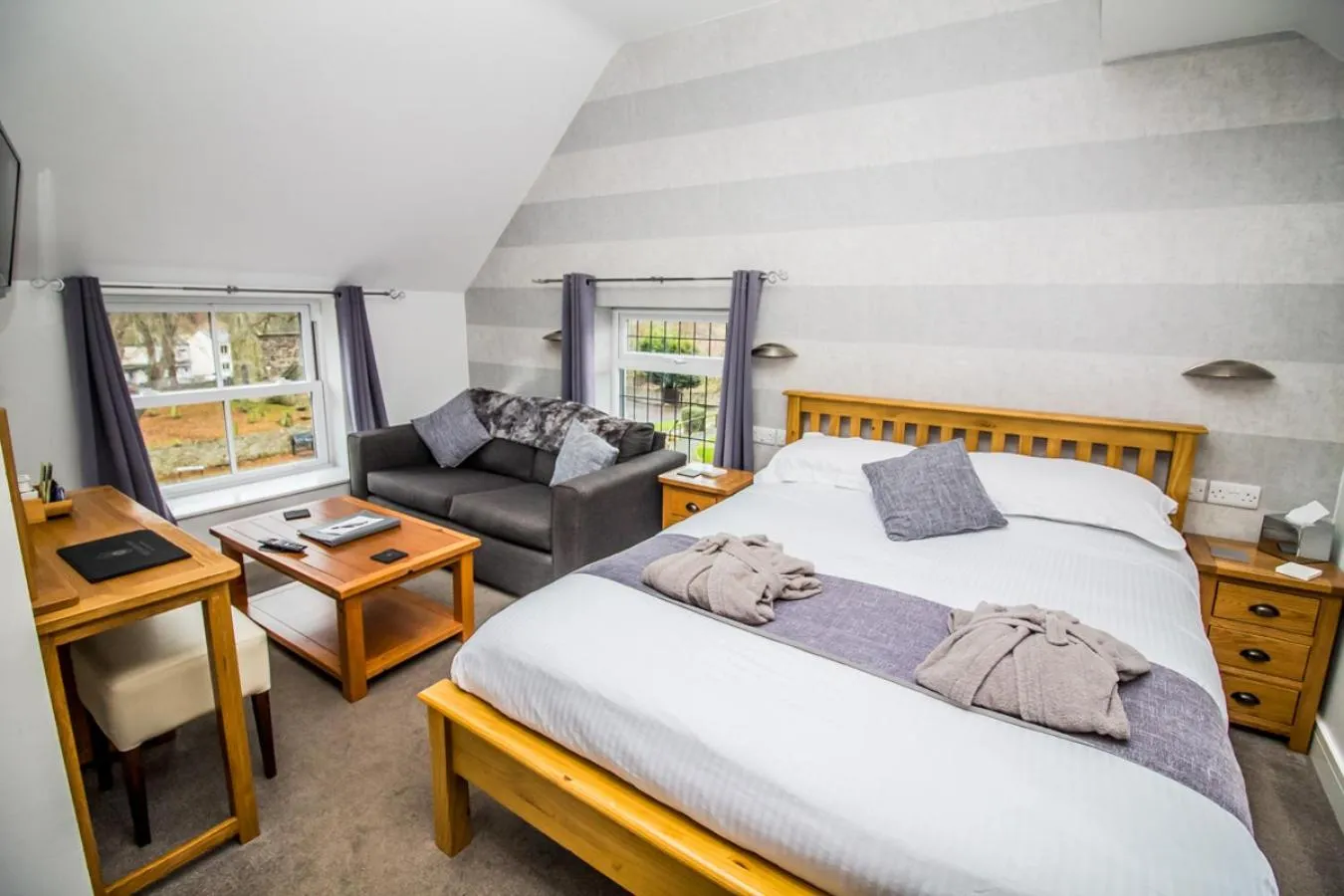 Bedroom, Bed in The Saxon Inn