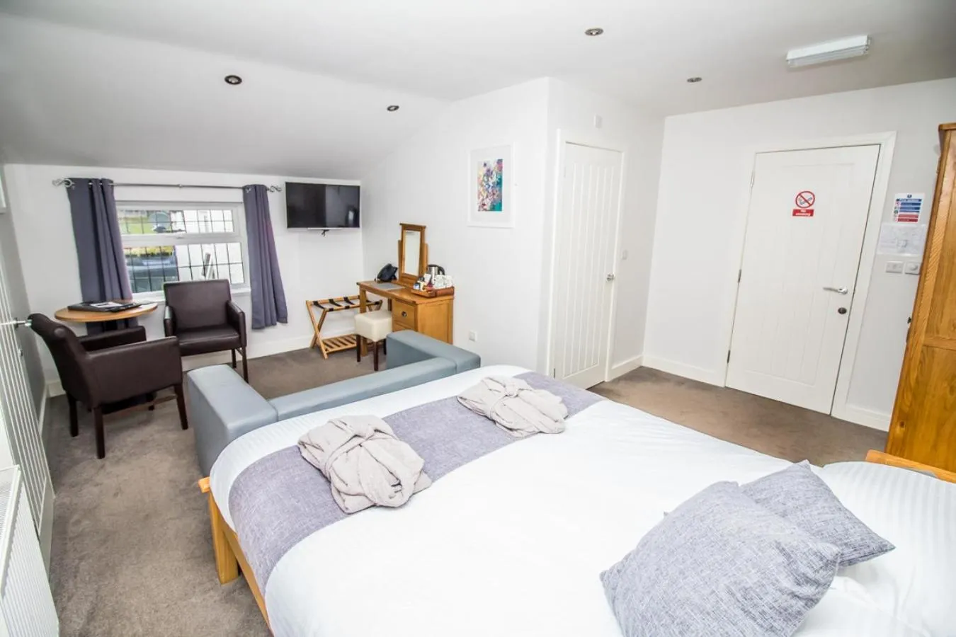 Bedroom, Bed in The Saxon Inn