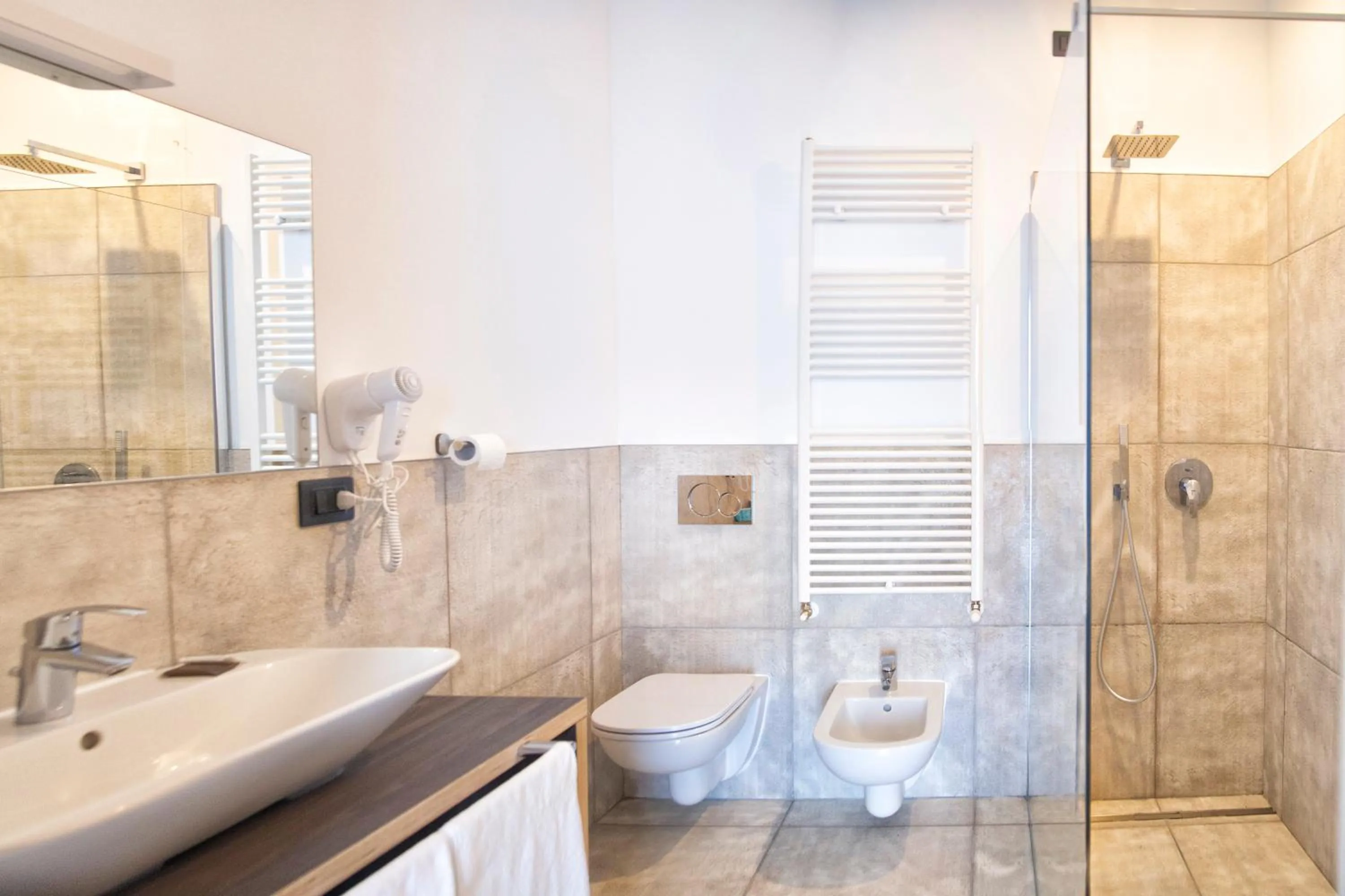 Bathroom in taverna napoleone