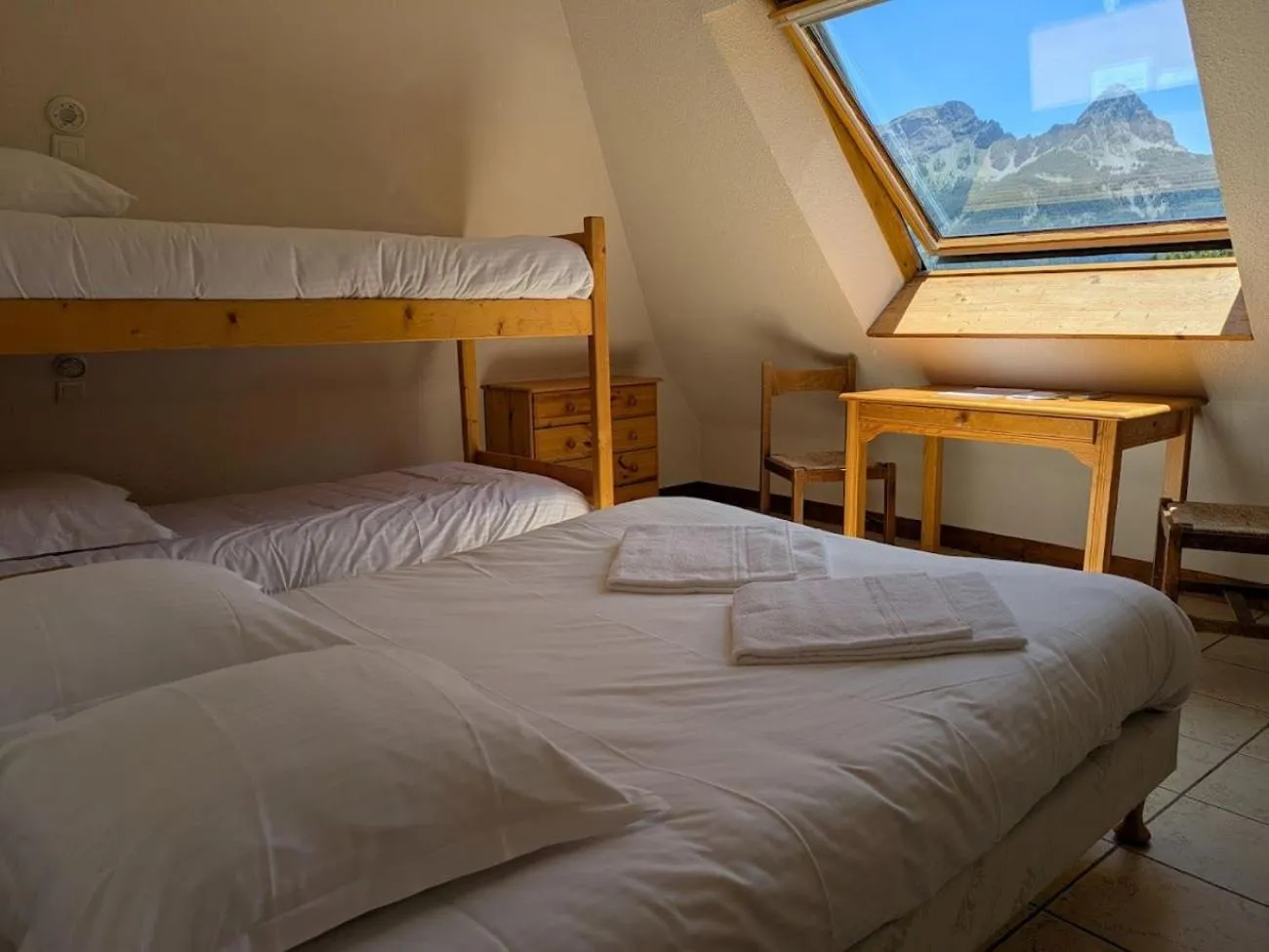 Photo of the whole room, Bed in Auberge de Pra-Loup