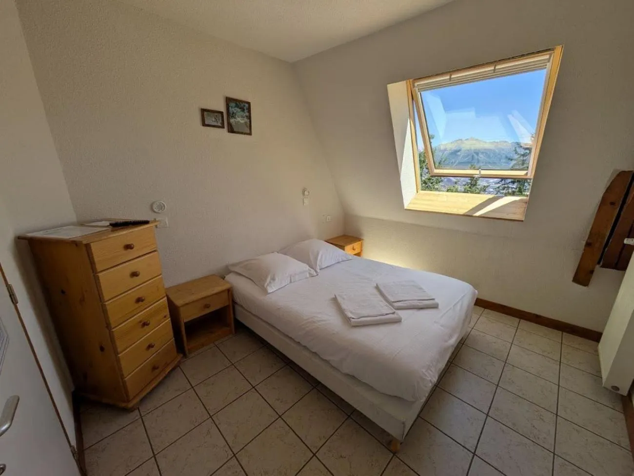 Photo of the whole room, Bed in Auberge de Pra-Loup