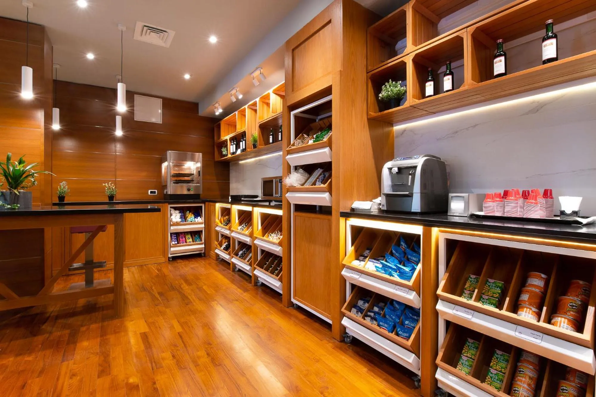 Supermarket/grocery shop in Zeus Essence Dolce by Wyndham Milan Malpensa