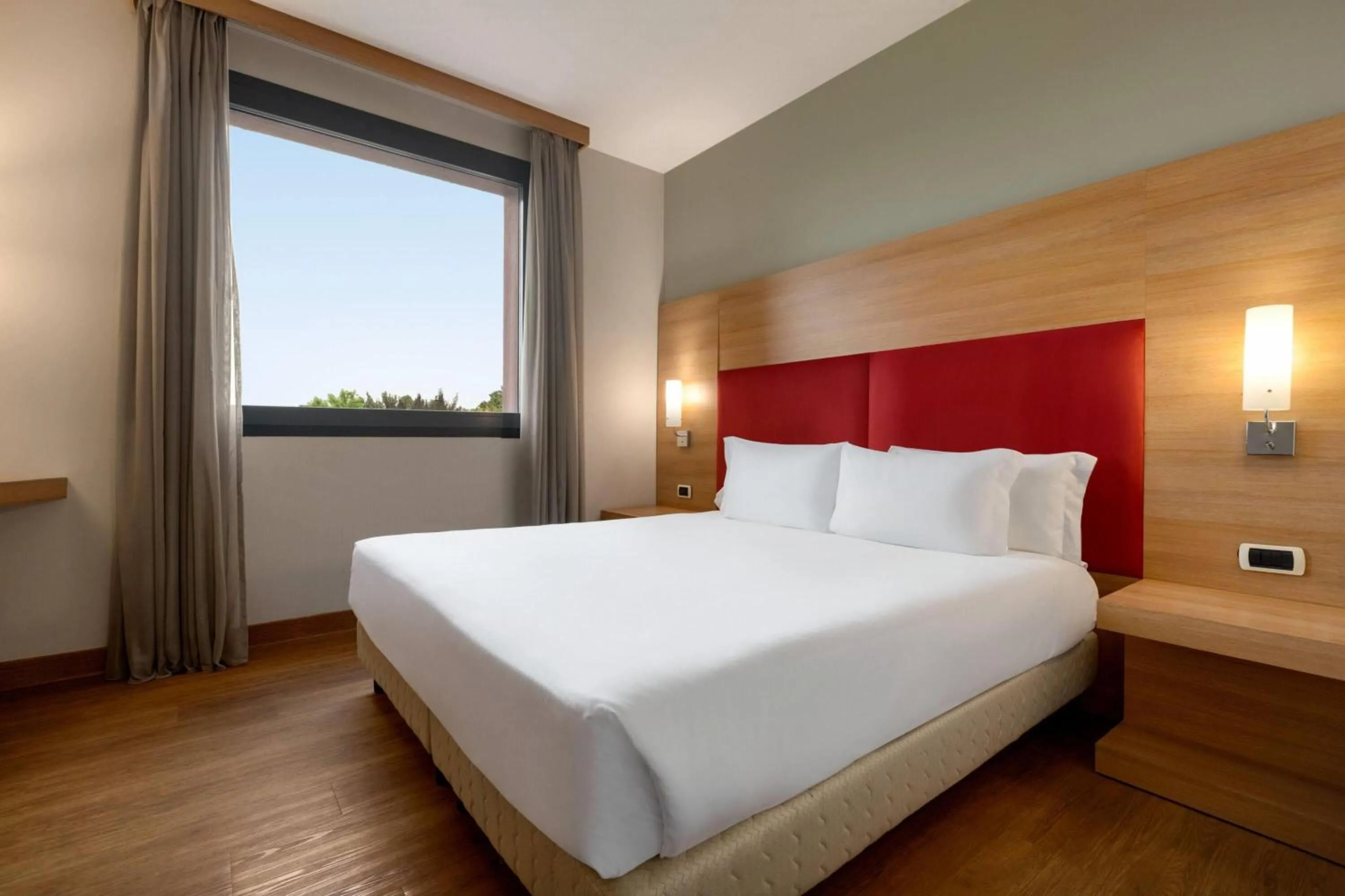 Photo of the whole room, Bed in Zeus Essence Dolce by Wyndham Milan Malpensa