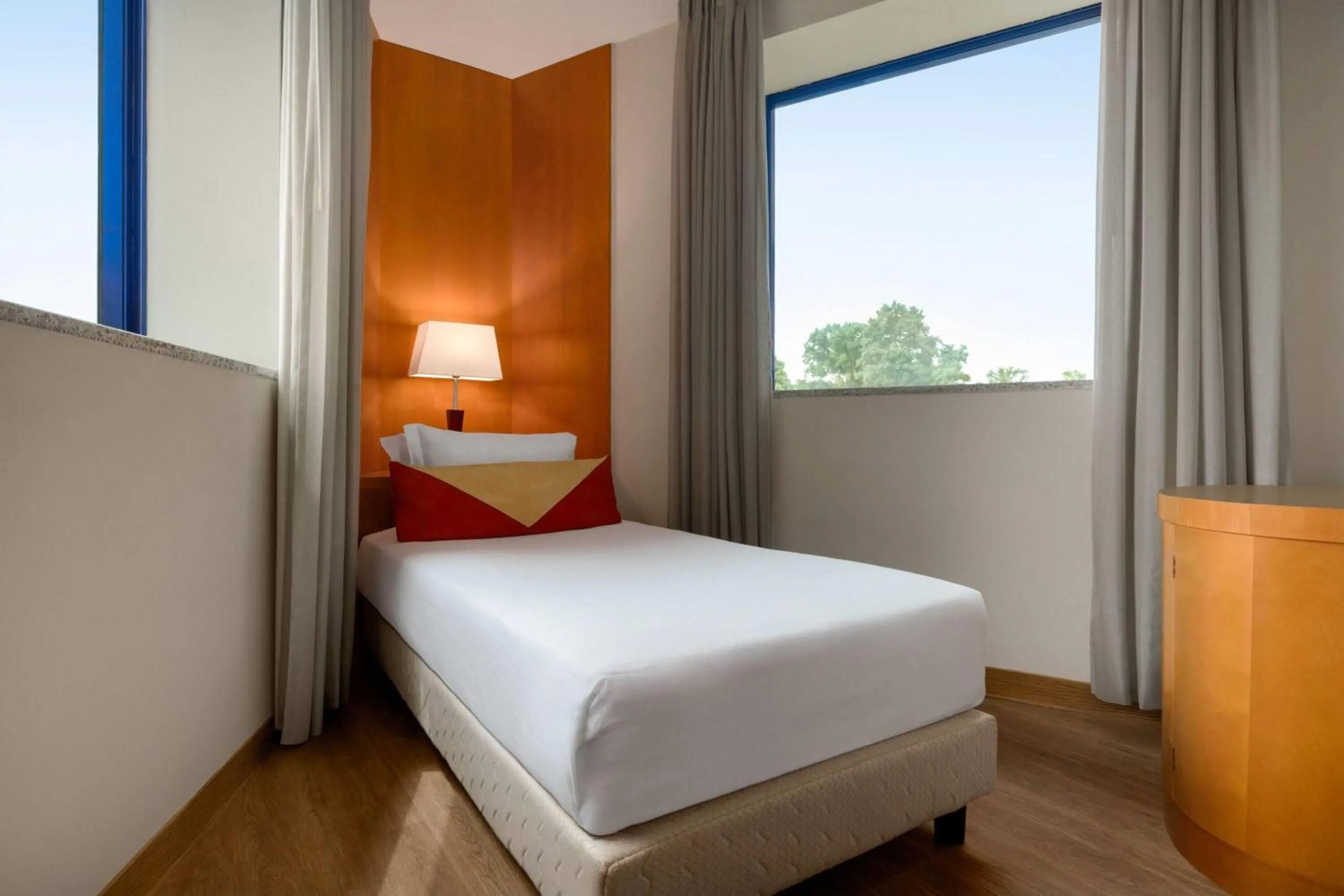 Photo of the whole room, Bed in Zeus Essence Dolce by Wyndham Milan Malpensa