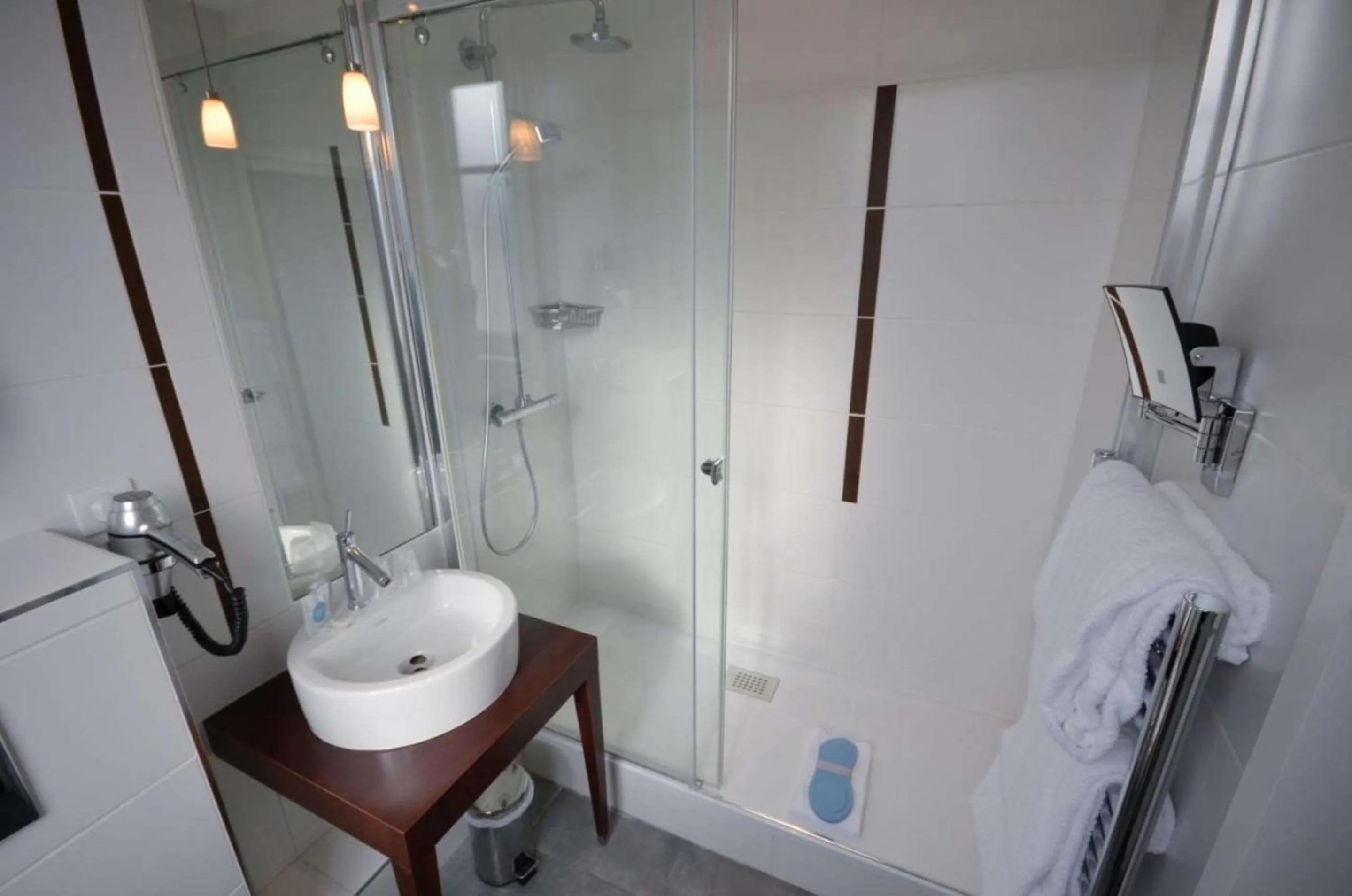 Shower in Best Western Dijon Centre Gare