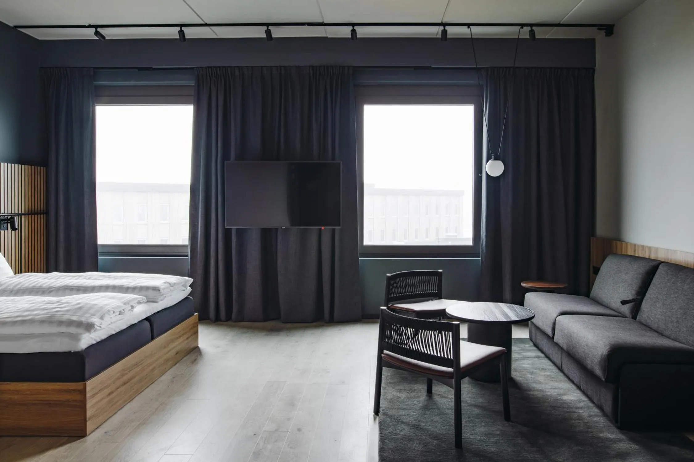 Living room, Bed in Comfort Hotel Arlanda Airport Terminal