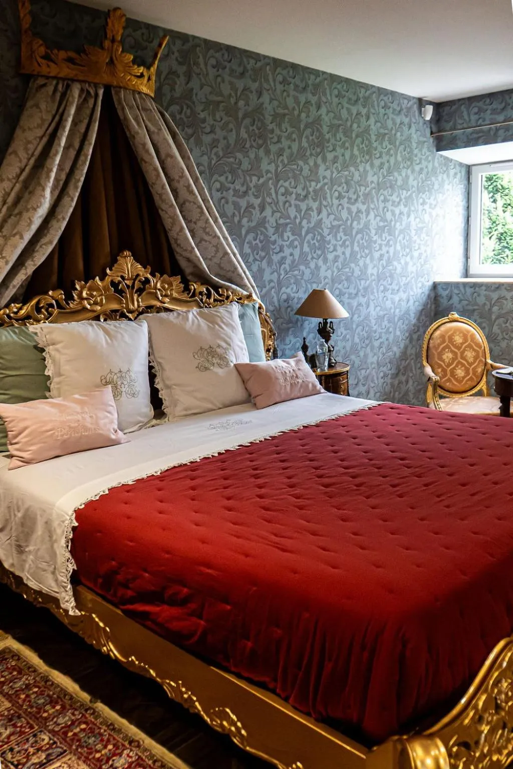 Bedroom, Bed in Chateau des Perichons