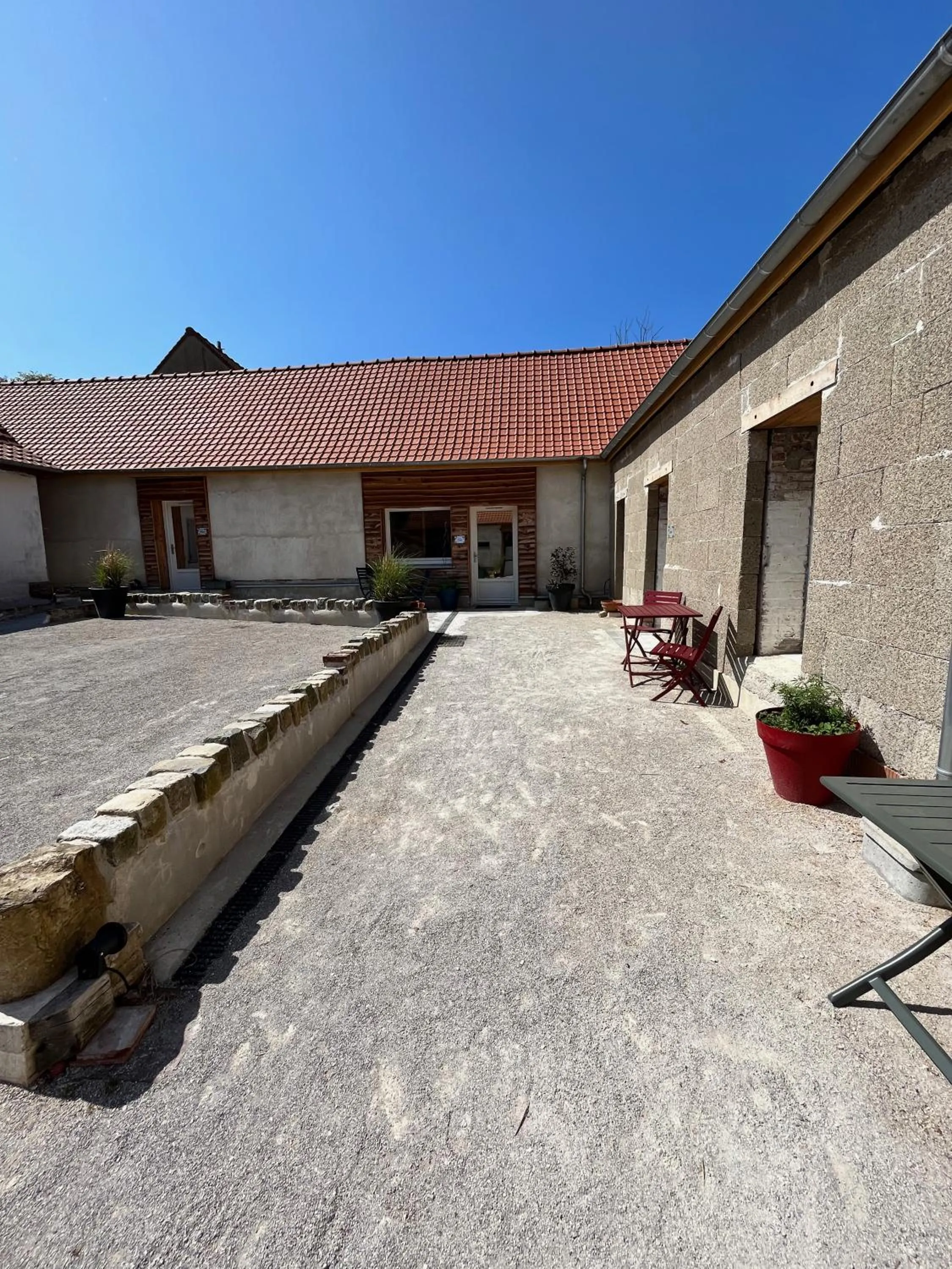 Facade/entrance in Les Bobos à la ferme