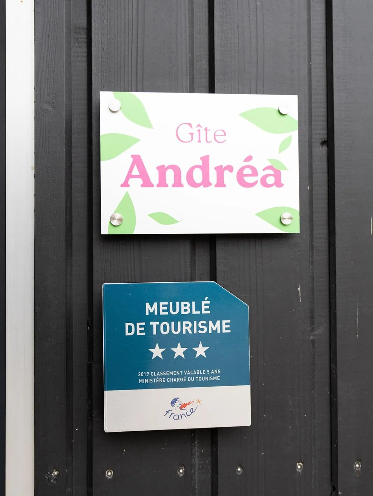 Facade/entrance in Les Bobos à la ferme