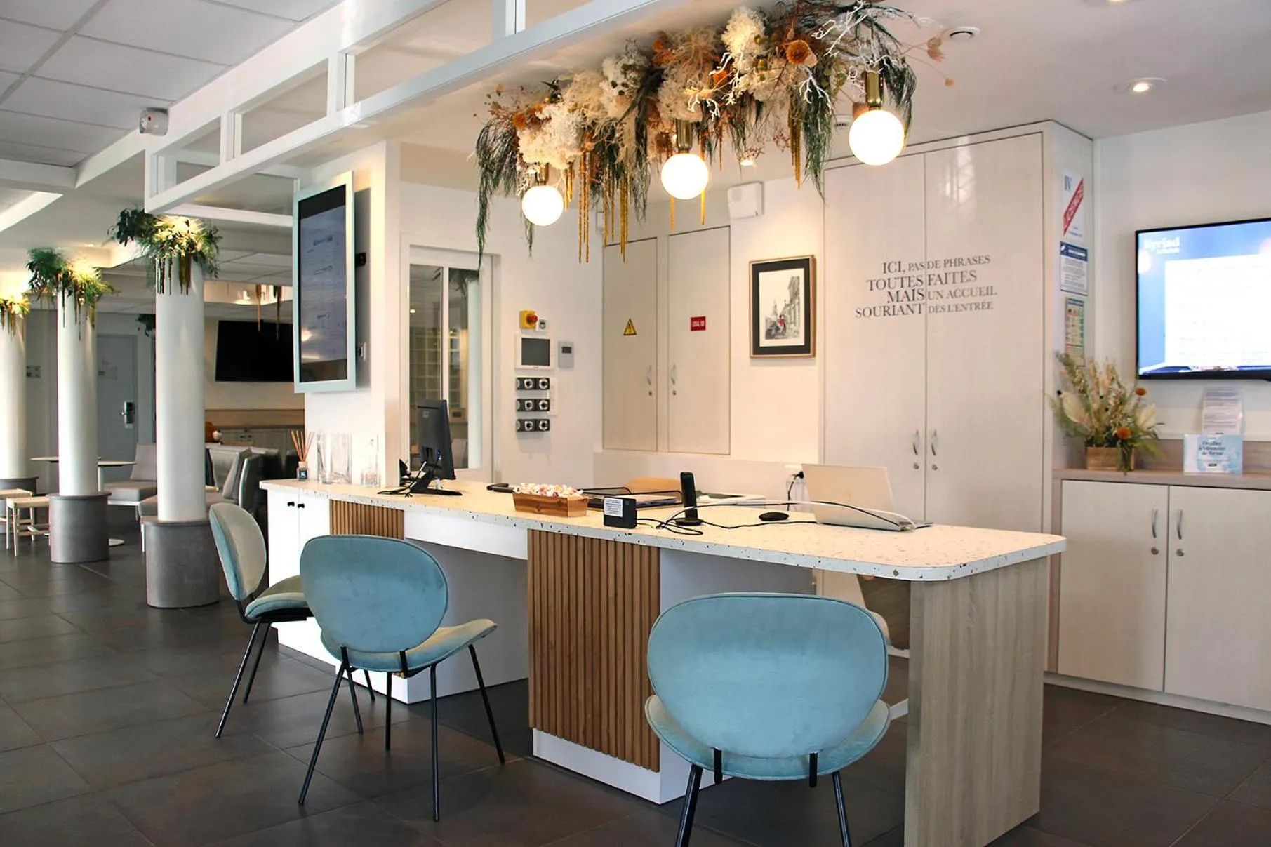 Lobby or reception in Hôtel Kyriad La Rochelle Centre Ville