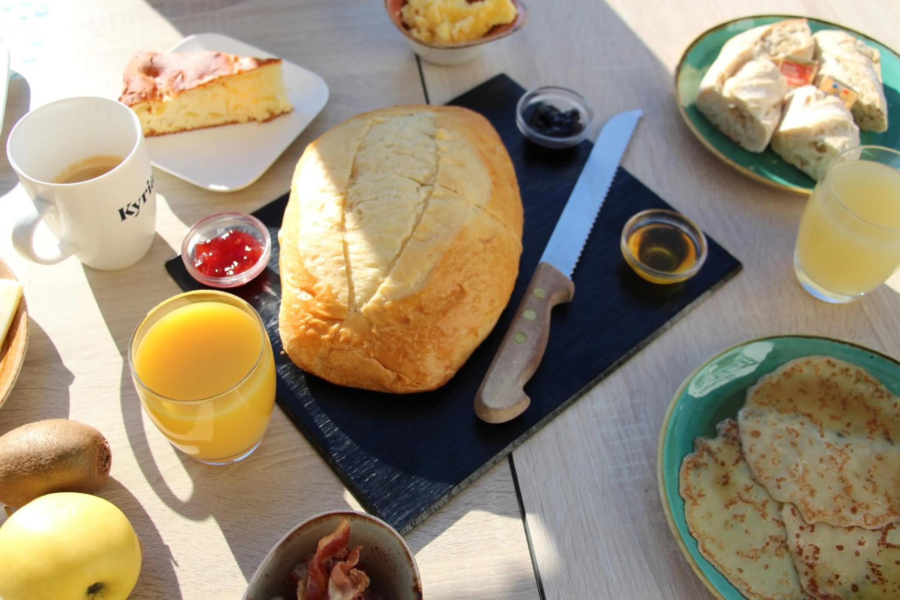 Breakfast in Hôtel Kyriad La Rochelle Centre Ville