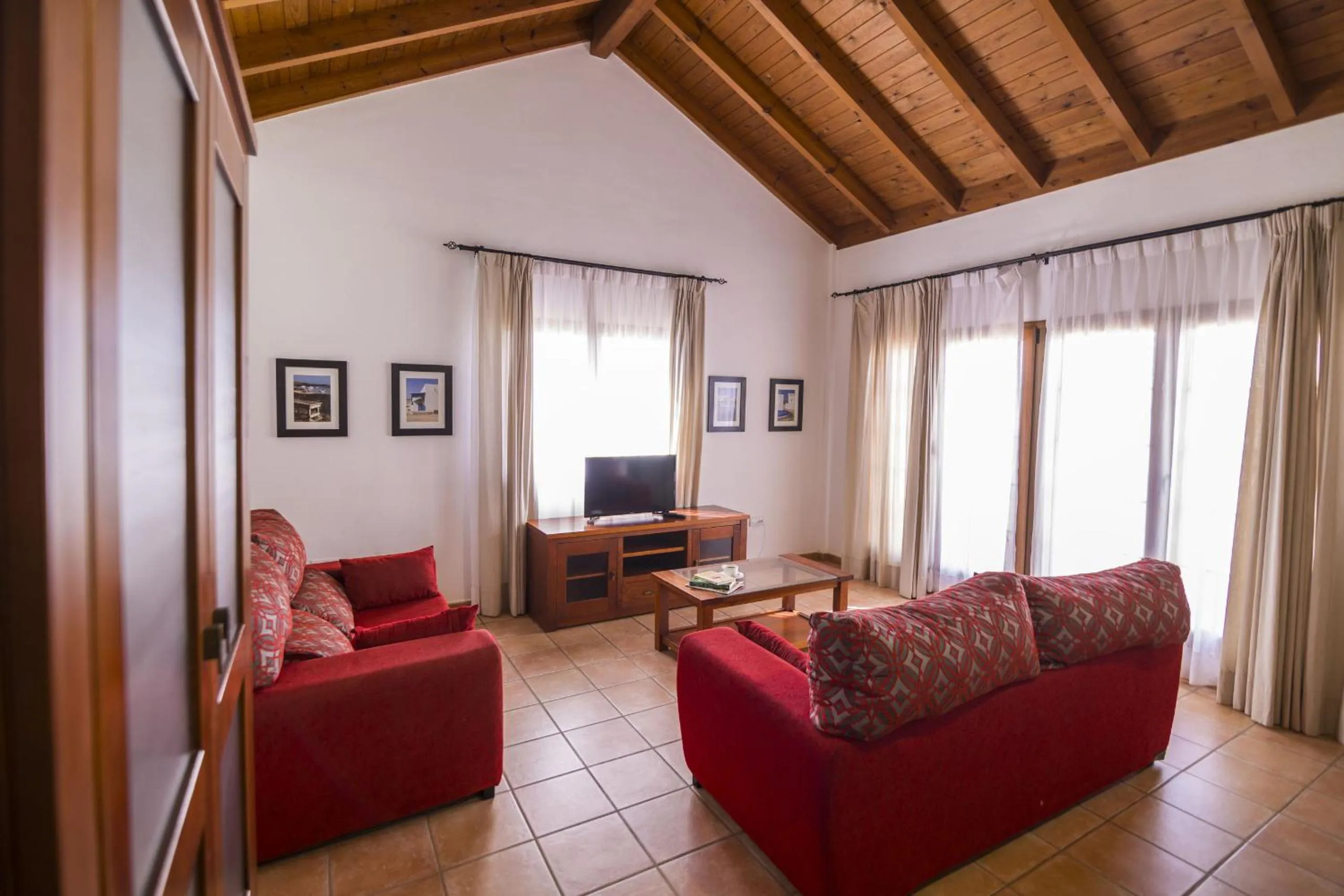 Communal lounge/ TV room in Villas & Apartamentos Tao Mazo