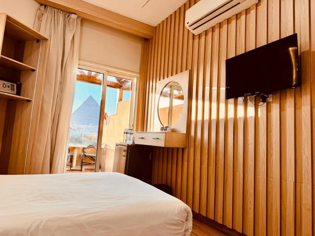 Communal lounge/ TV room, Bed in Giza Pyramids View Inn