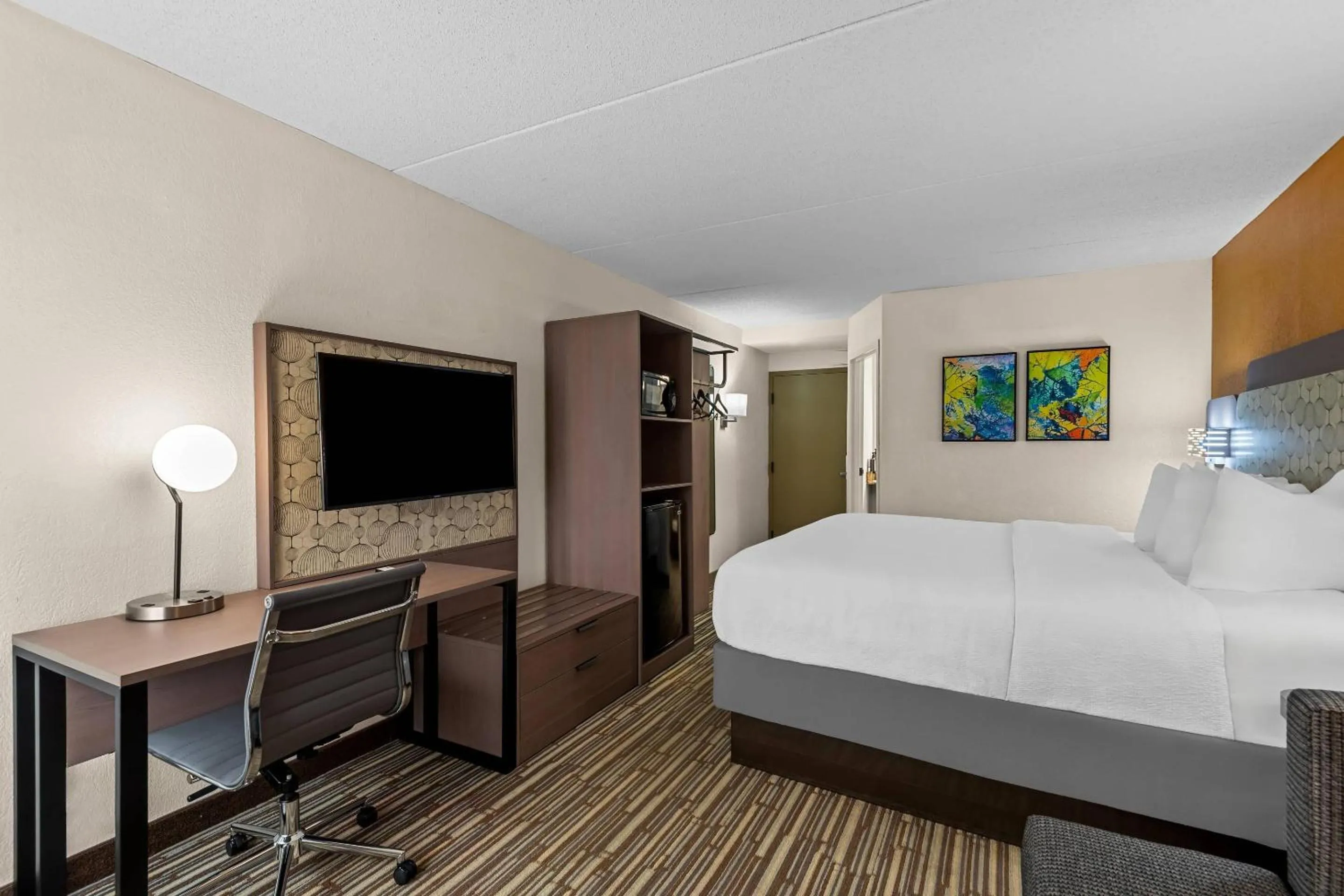 Bedroom, Bed in Hotel Concord Syracuse, an Ascend Collection Hotel