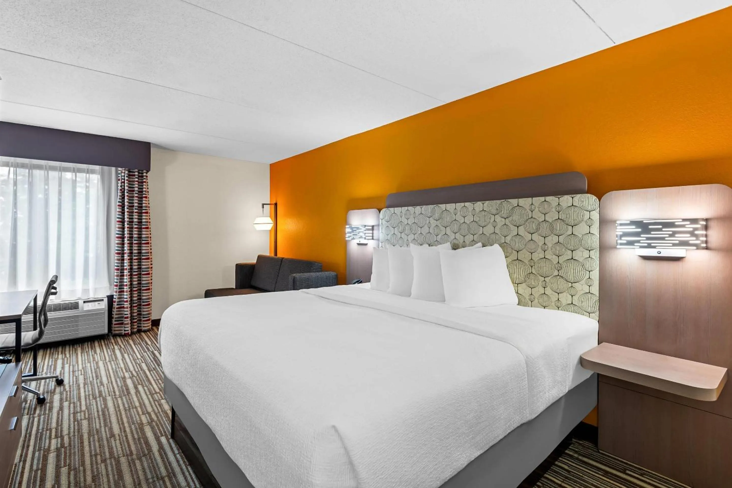 Bedroom, Bed in Hotel Concord Syracuse, an Ascend Collection Hotel