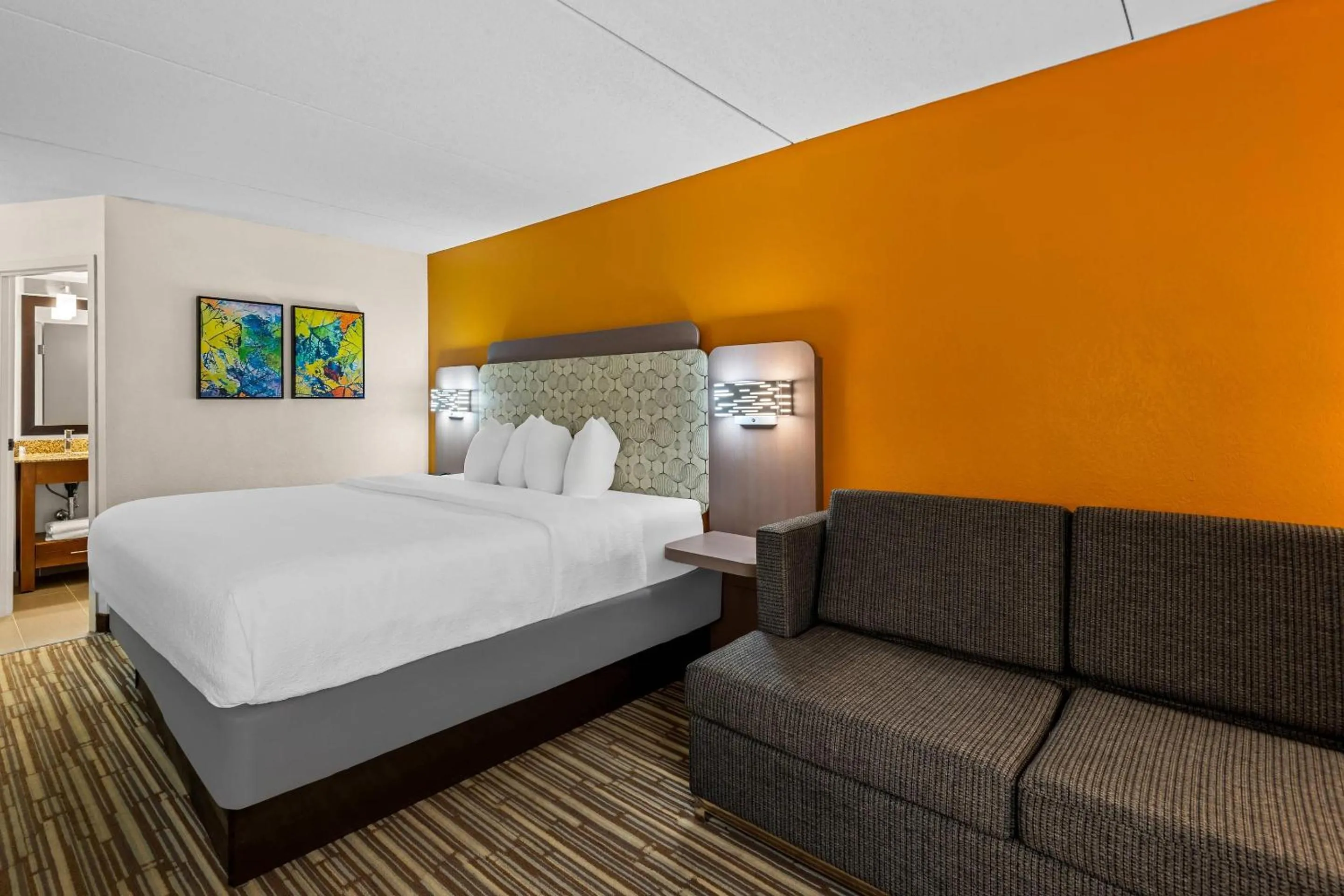 Bedroom, Bed in Hotel Concord Syracuse, an Ascend Collection Hotel