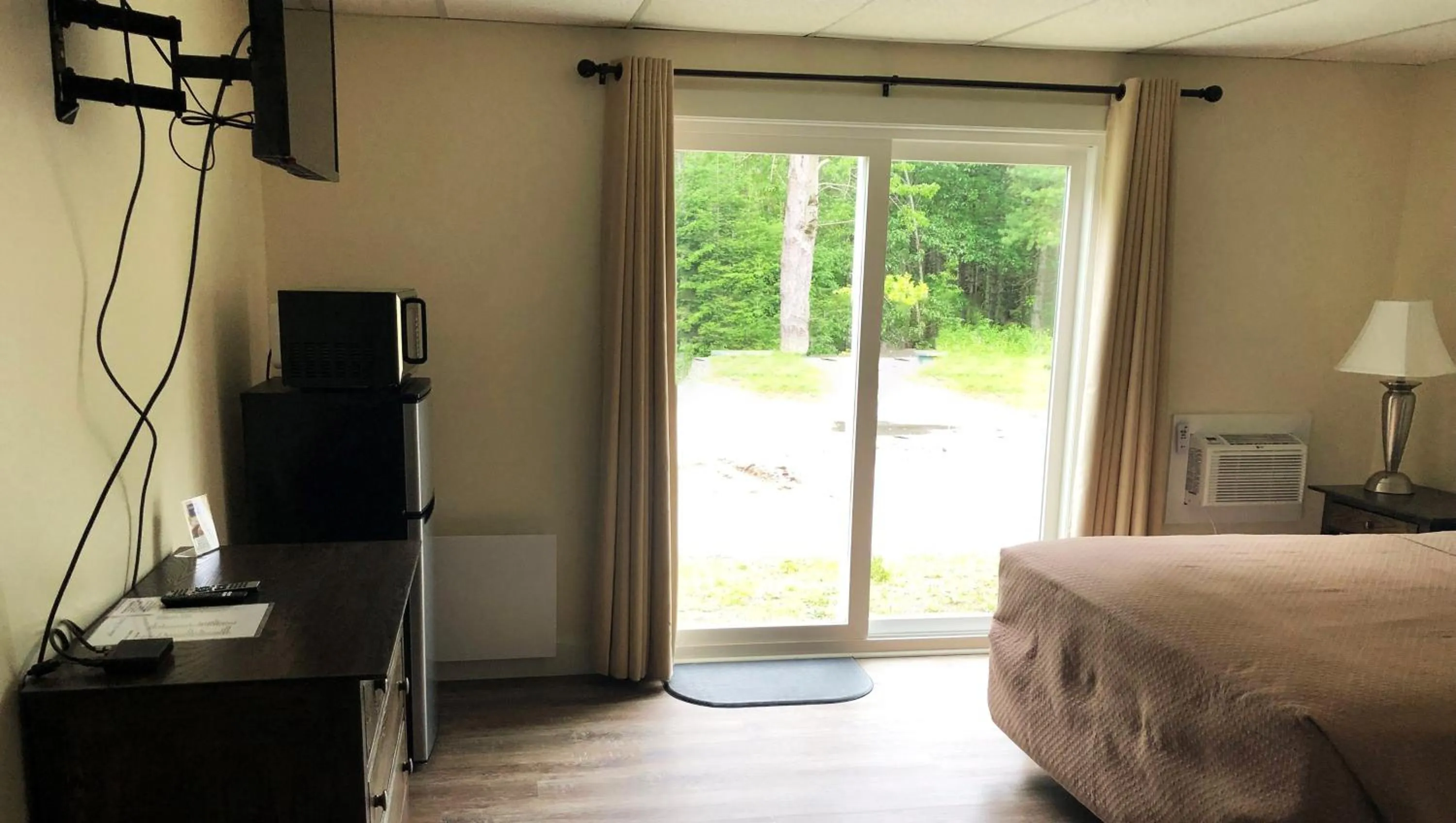 Photo of the whole room, Bed in Colonial Inn Ellsworth