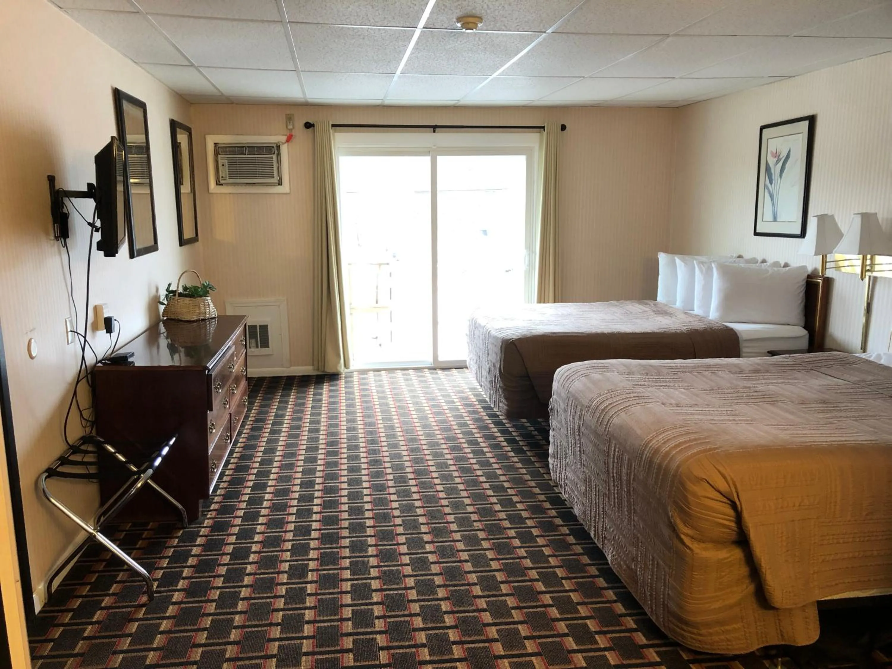 Bedroom, Bed in Colonial Inn Ellsworth