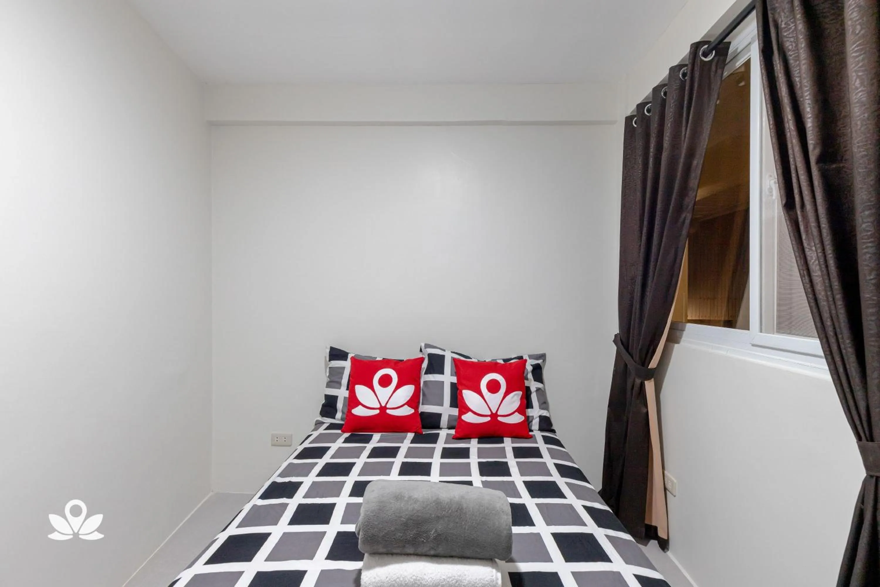 Bed in Happy Grey Hotel Vigan