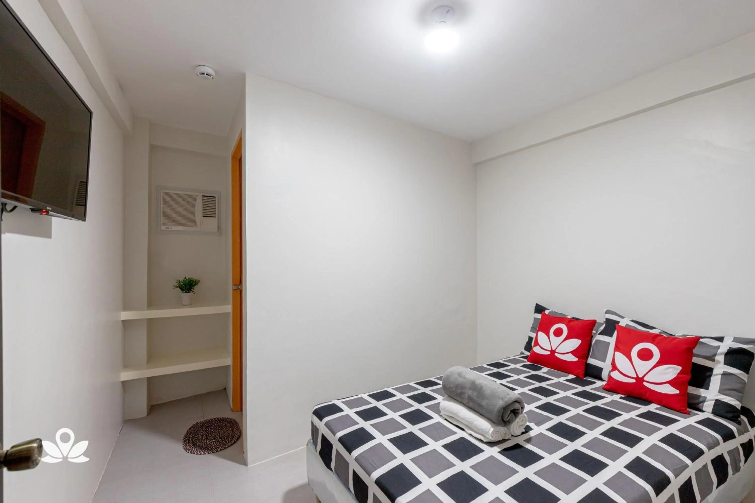 Bed in Happy Grey Hotel Vigan