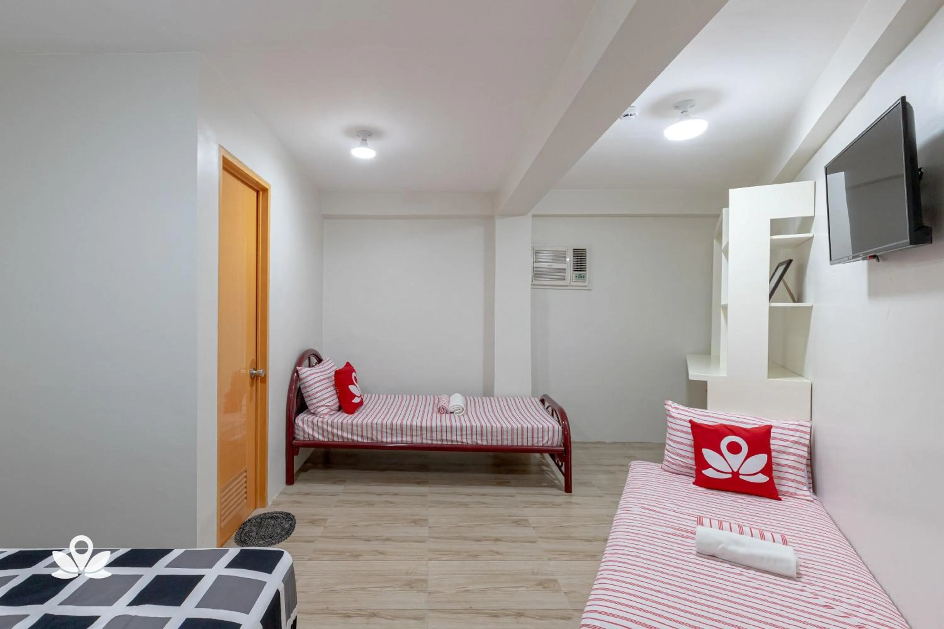 Bed in Happy Grey Hotel Vigan