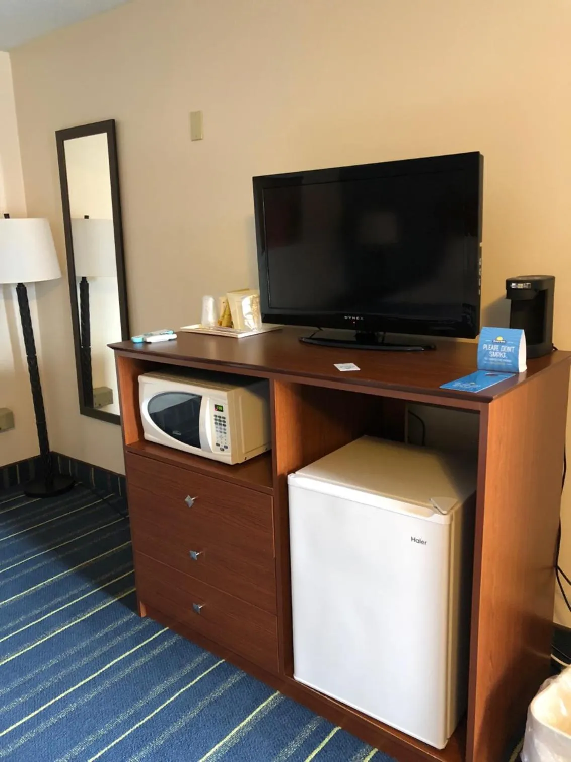 TV and multimedia in Days Inn by Wyndham Breezewood